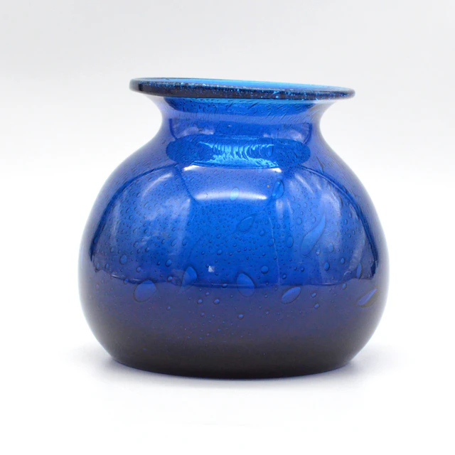 DESIGNER VASE, STUDIOGLAS, BLAU MIT LUFTEINSCHLÜSSEN, SCHWEDEN, UM