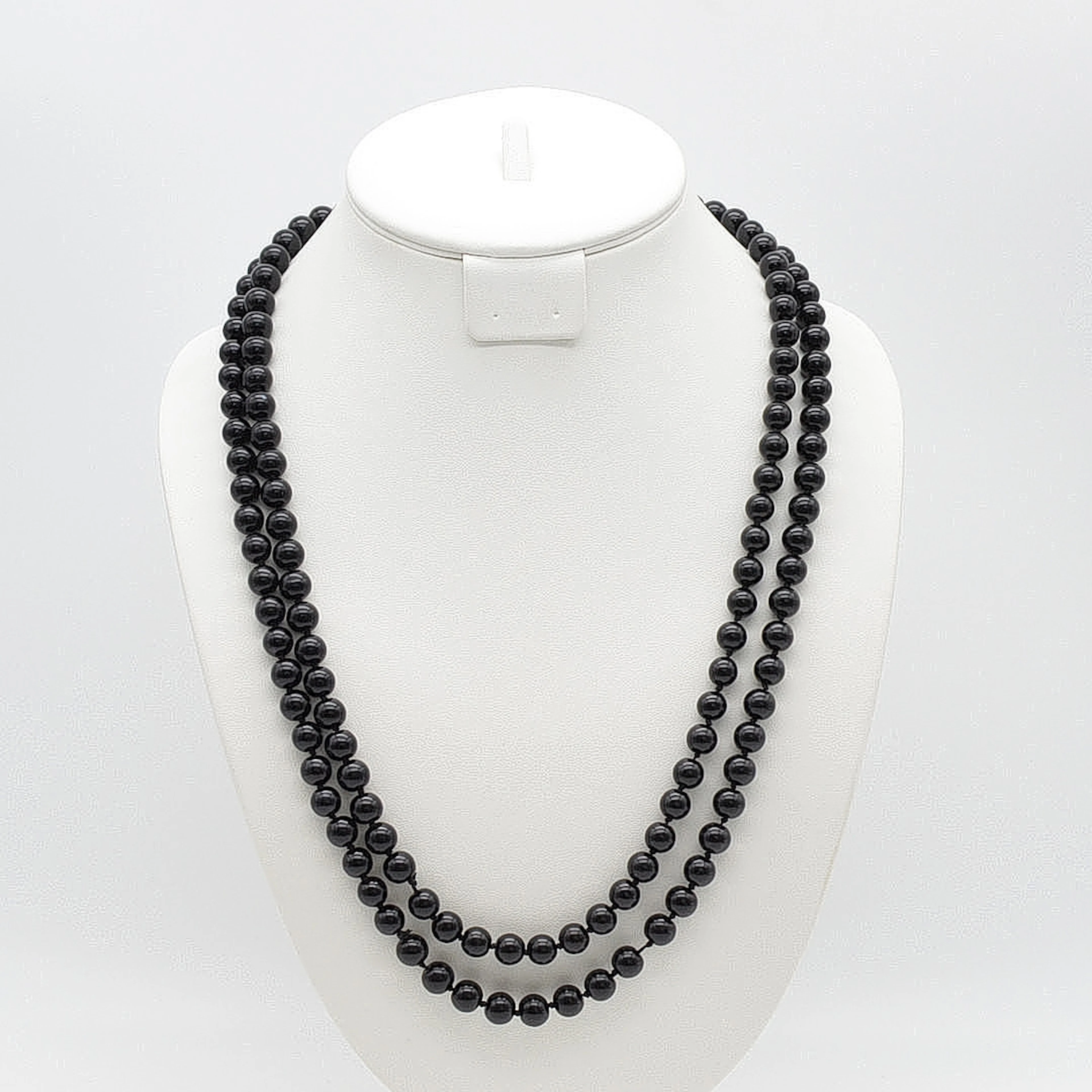 LANGES COLLIER MIT RUNDEN PERLEN, IN SCHWARZ, AUS GLAS, ENDLOS, CA. 128CM.