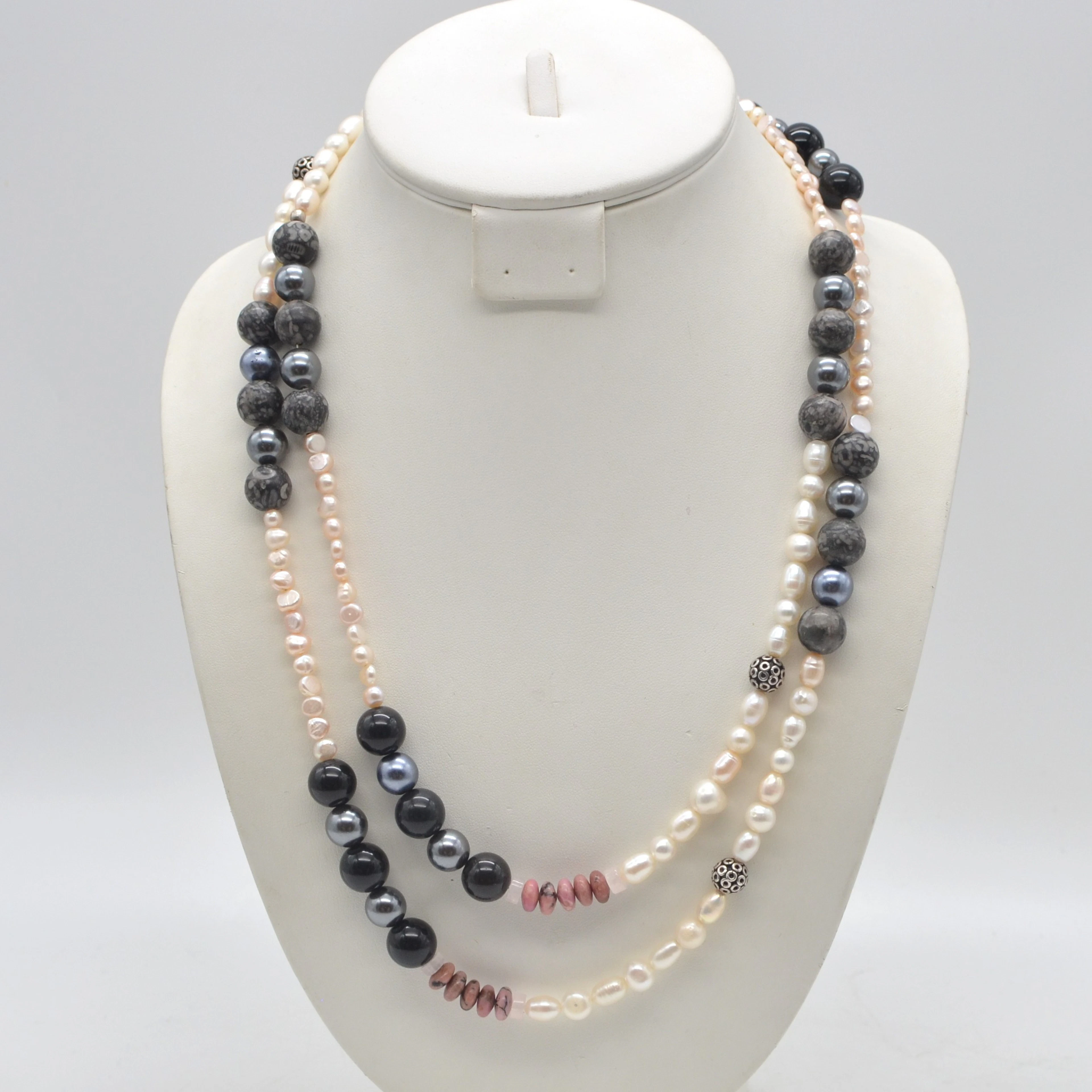 PERLENMIXCOLLIER AUS ZUCHTPERLEN IN WEISS UND ROSA, STEIN, GLAS UND