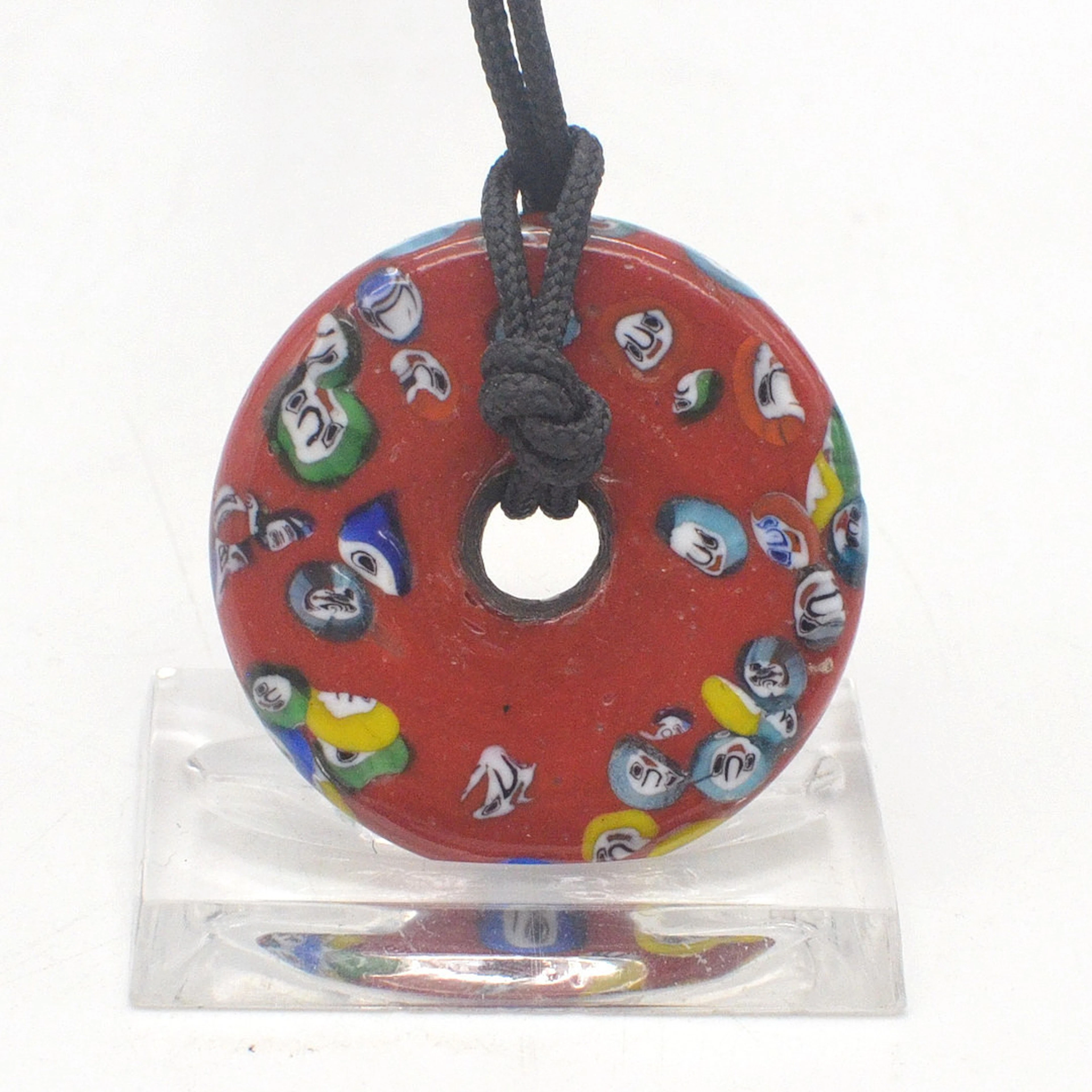 COLLIERANHÄNGER AUS MURANO GLAS, ROT, MILLEFIORI, DONUT-FORM, ITALIEN