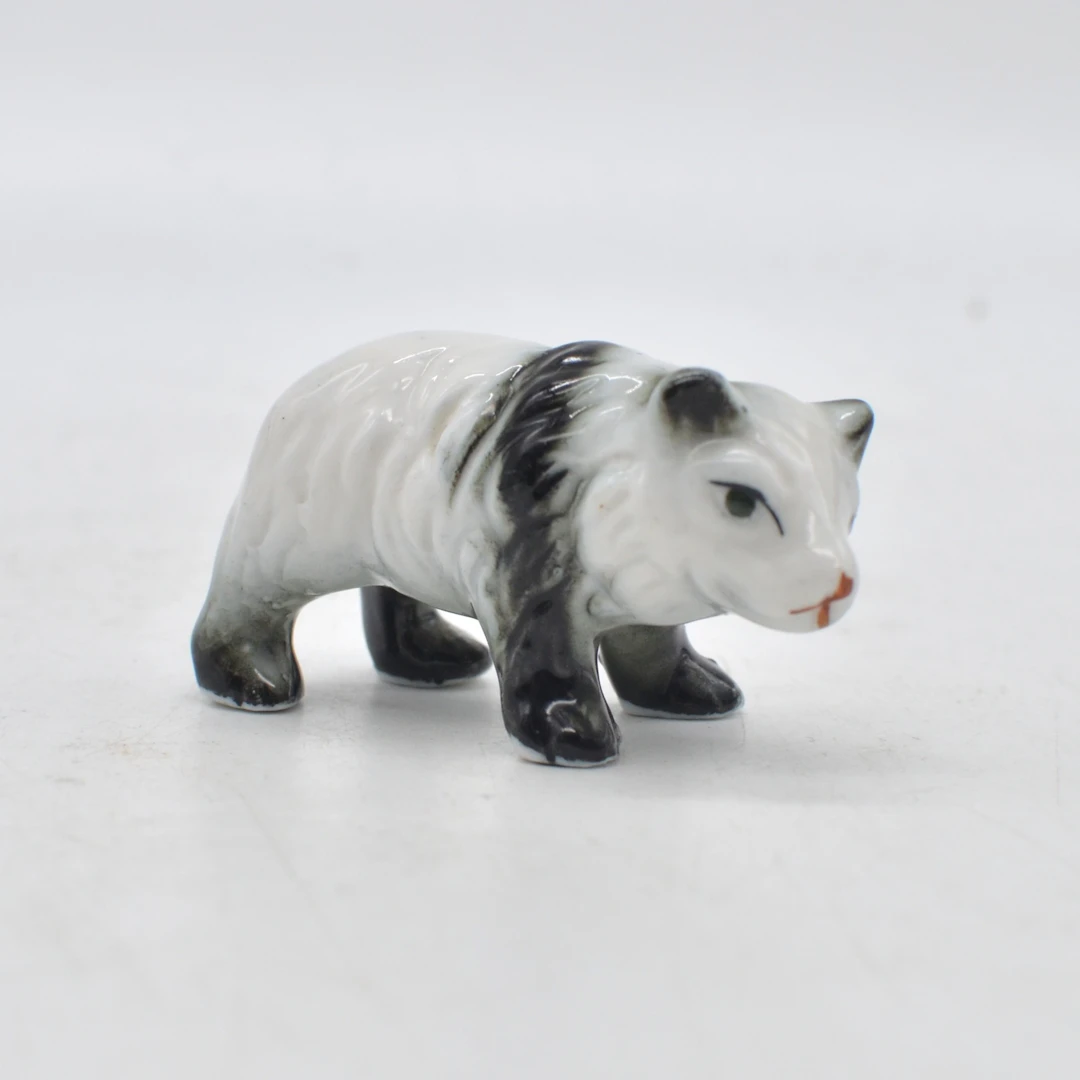 SKULPTUR, PANDABÄR, PORZELLAN, HANDBEMALT, FRÜHES 20. JAHRHUNDERTS.