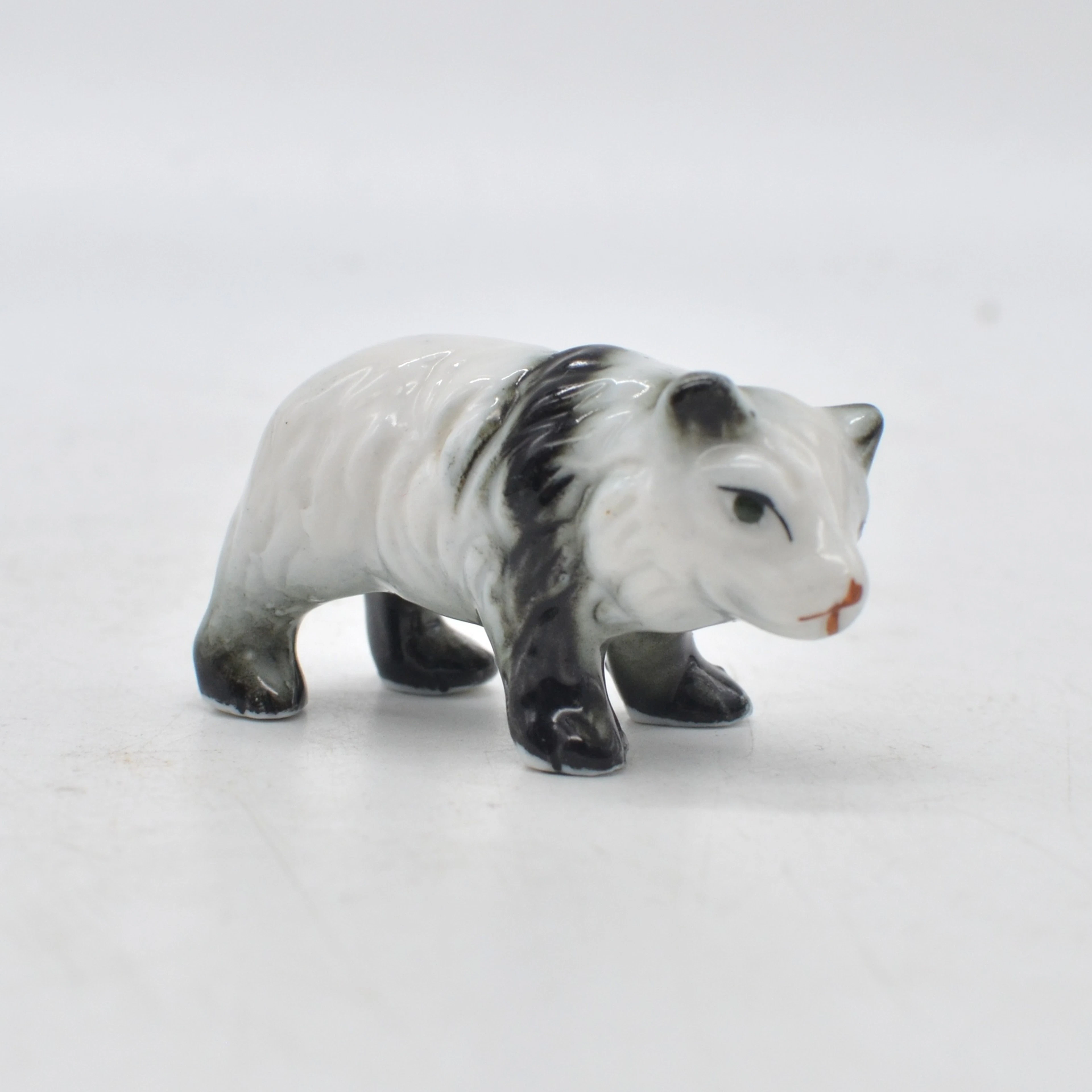 SKULPTUR, PANDABÄR, PORZELLAN, HANDBEMALT, FRÜHES 20. JAHRHUNDERTS.