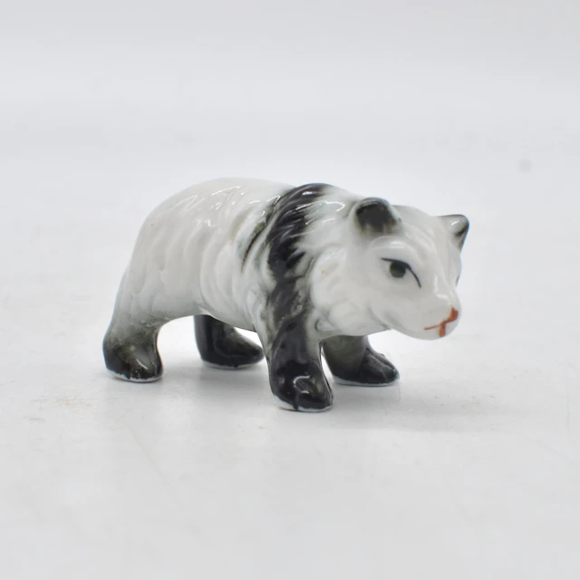 SKULPTUR, PANDABÄR, PORZELLAN, HANDBEMALT, FRÜHES 20. JAHRHUNDERTS.
