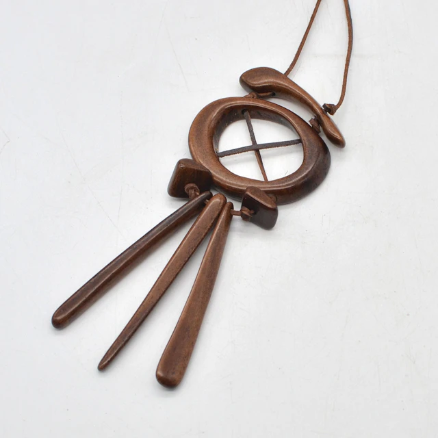 DESIGNERCOLLIER IM AFRIKANISCHEN STIL, KUNSTSTOFF / LEDER, SPÄTES