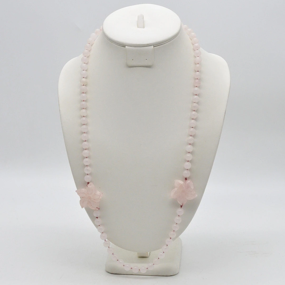 ROSENQUARZ COLLIER, ZWEI HANDGESCHNITZTE BLUMEN AUS ROSENQUARZ, ENDLOS