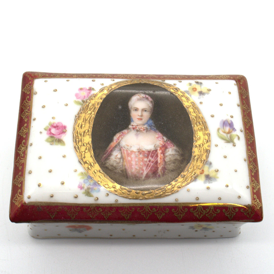 PORZELLANDOSE MIT DECKEL UND GOLDVERZIERUNGEN, 19. JAHRHUNDERT, FRANKREICH.