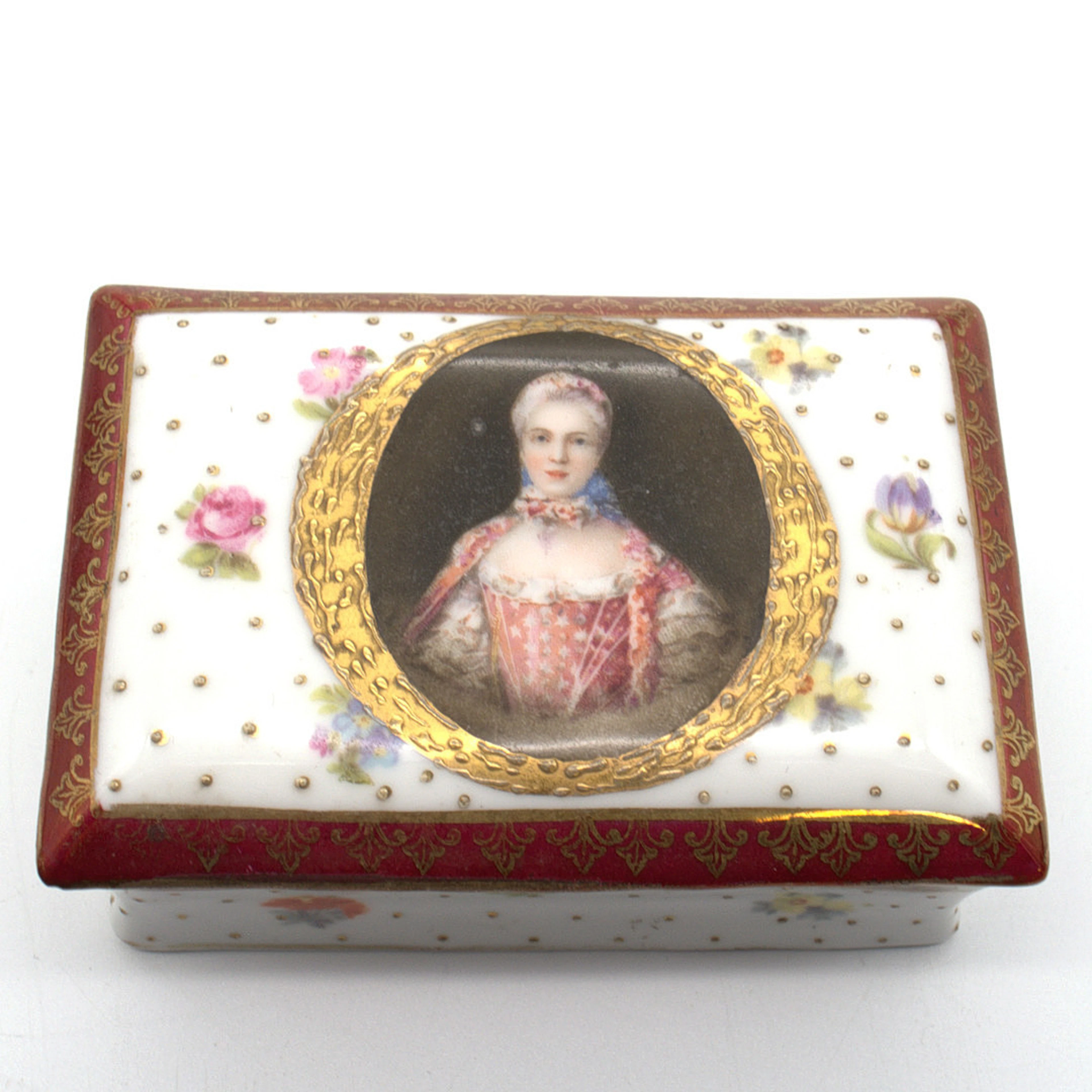 PORZELLANDOSE MIT DECKEL UND GOLDVERZIERUNGEN, 19. JAHRHUNDERT, FRANKREICH.