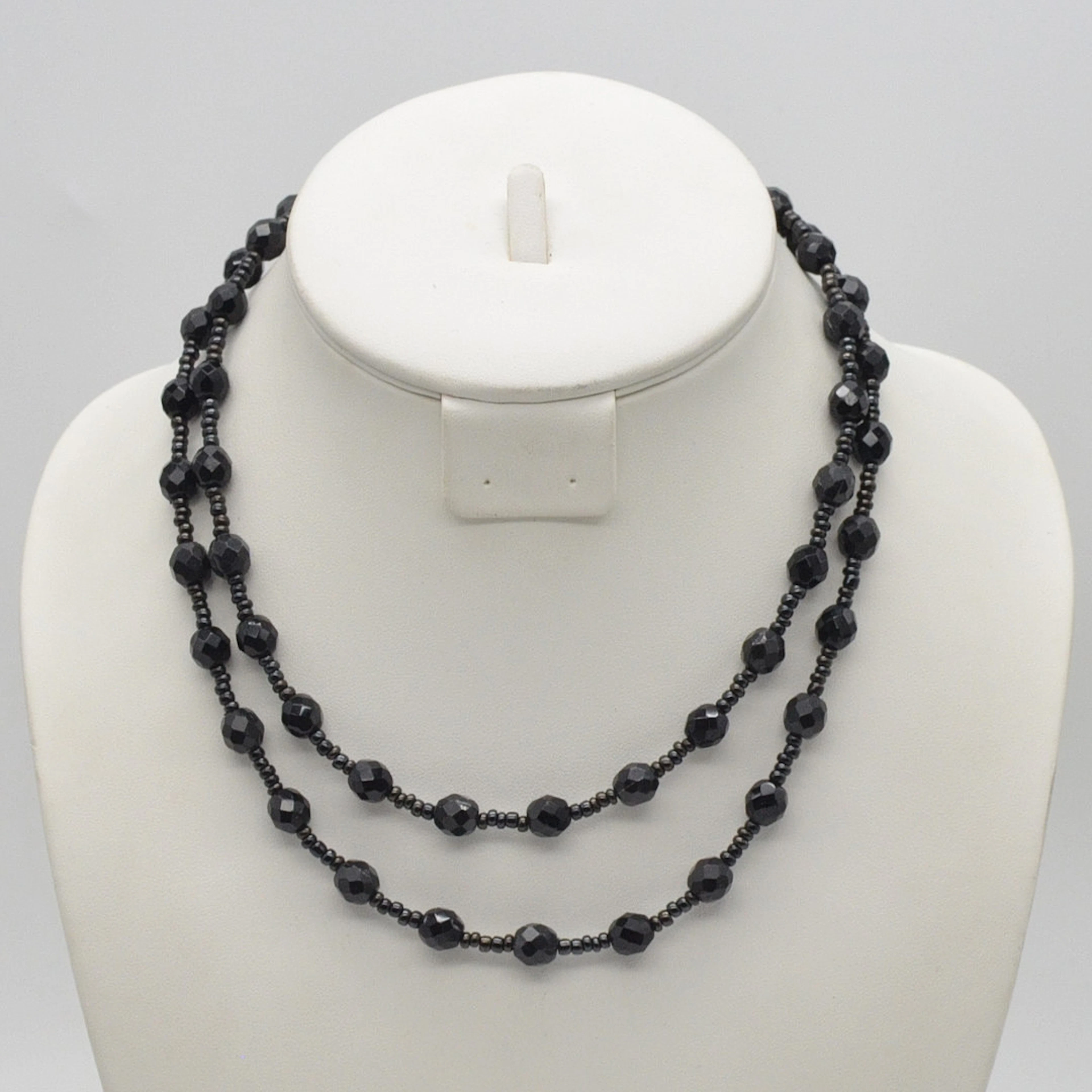 VINTAGE PERLENCOLLIER AUS GLAS, FACETTIERTE SCHWARZE PERLEN, SCHRAUBVERSCHLUSS