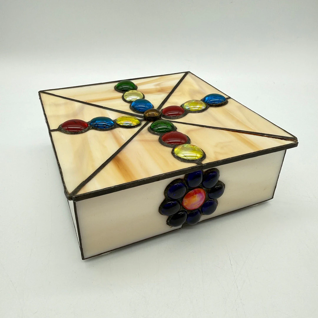 SCHMUCKSCHATULLE AUS KUNSTGLAS & ZINN BEIGE.