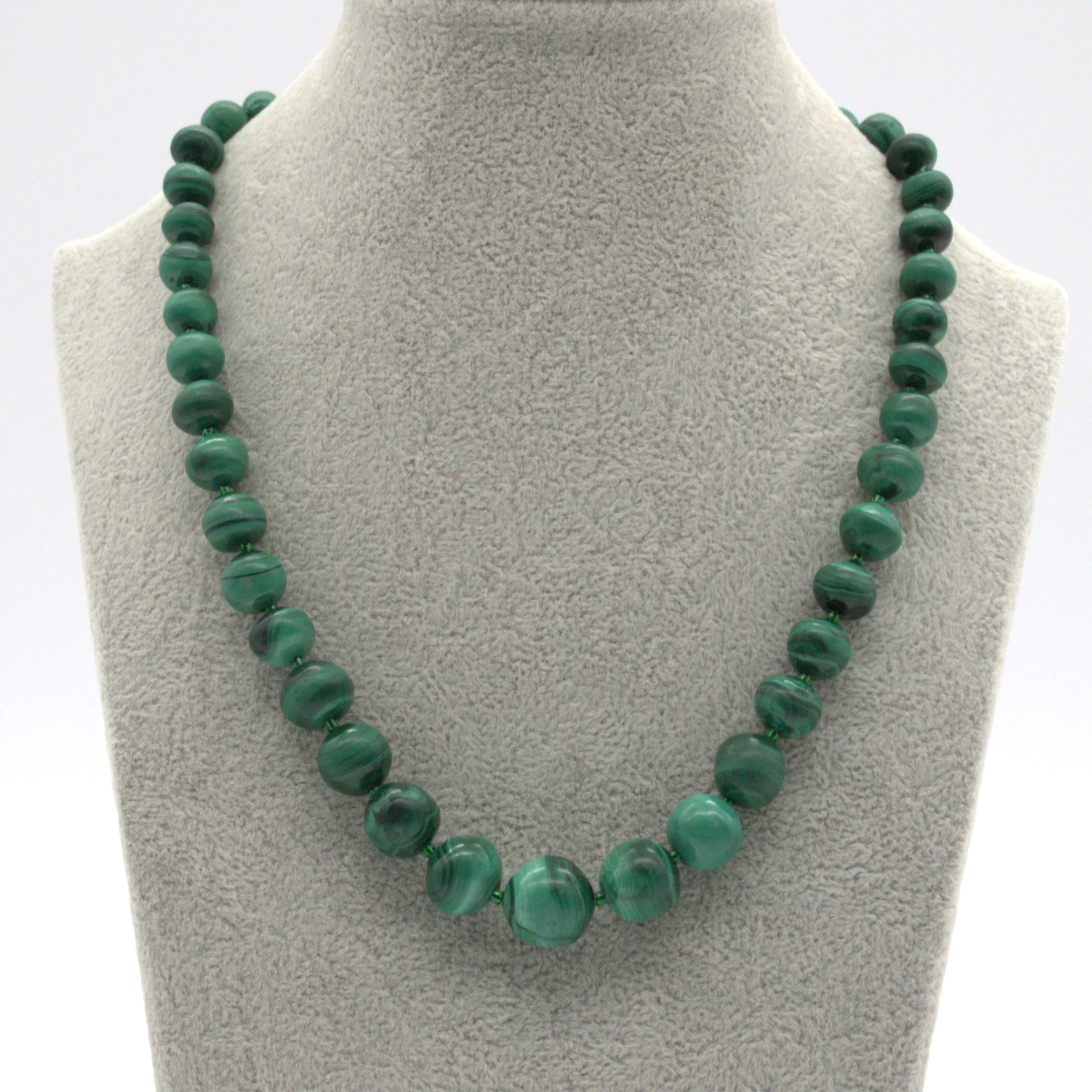 MALACHIT COLLIER IN HANDARBEIT MIT EINZELN GEKNÜPFTEN KUGELN.