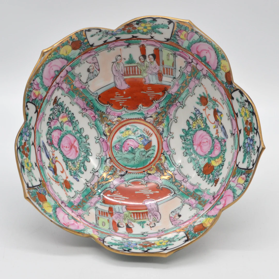 CHINESISCHE SCHALE, PORZELLAN, FAMILLE ROSE, BLUMENFÖRMIG, FIGÜRLICHER