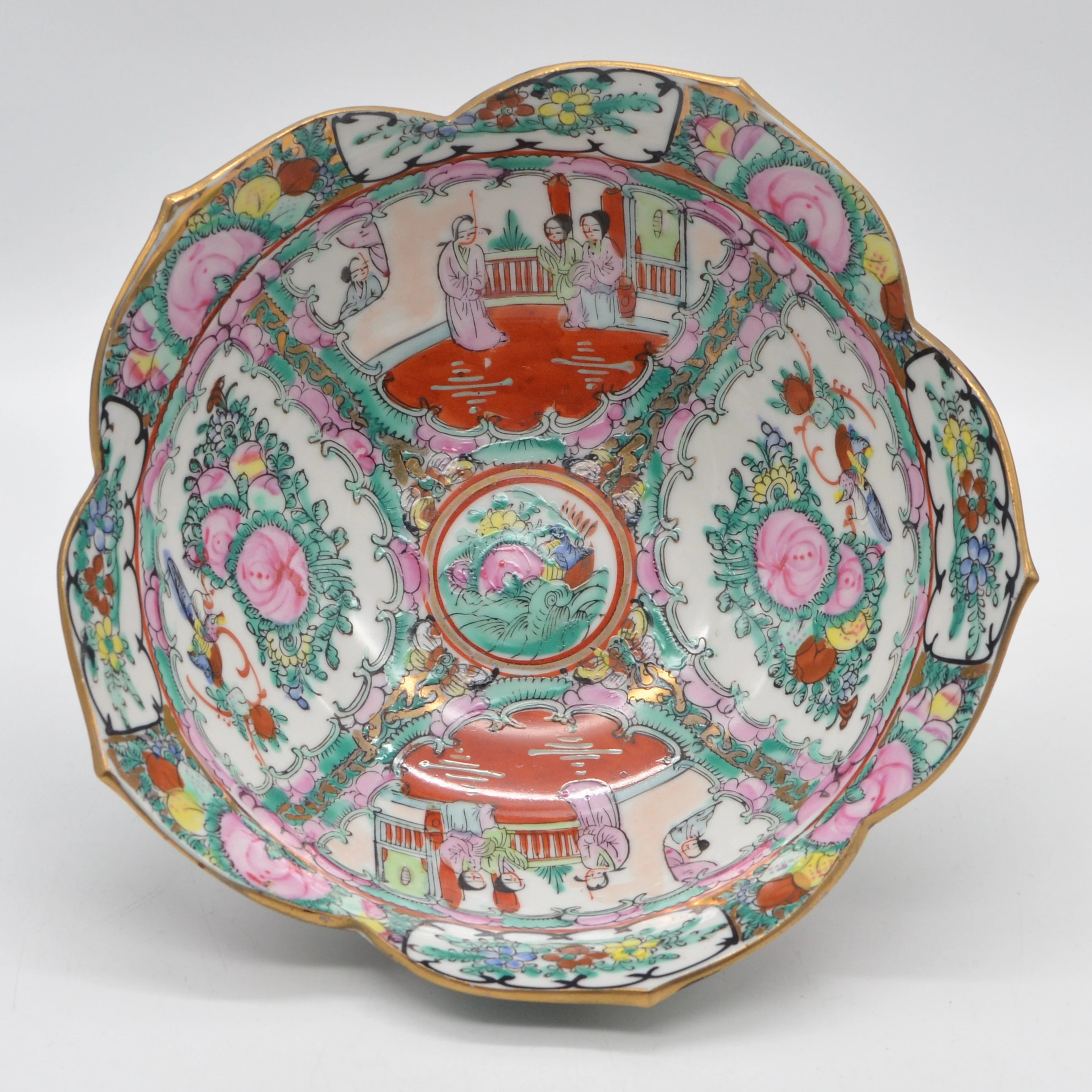 CHINESISCHE SCHALE, PORZELLAN, FAMILLE ROSE, BLUMENFÖRMIG, FIGÜRLICHER