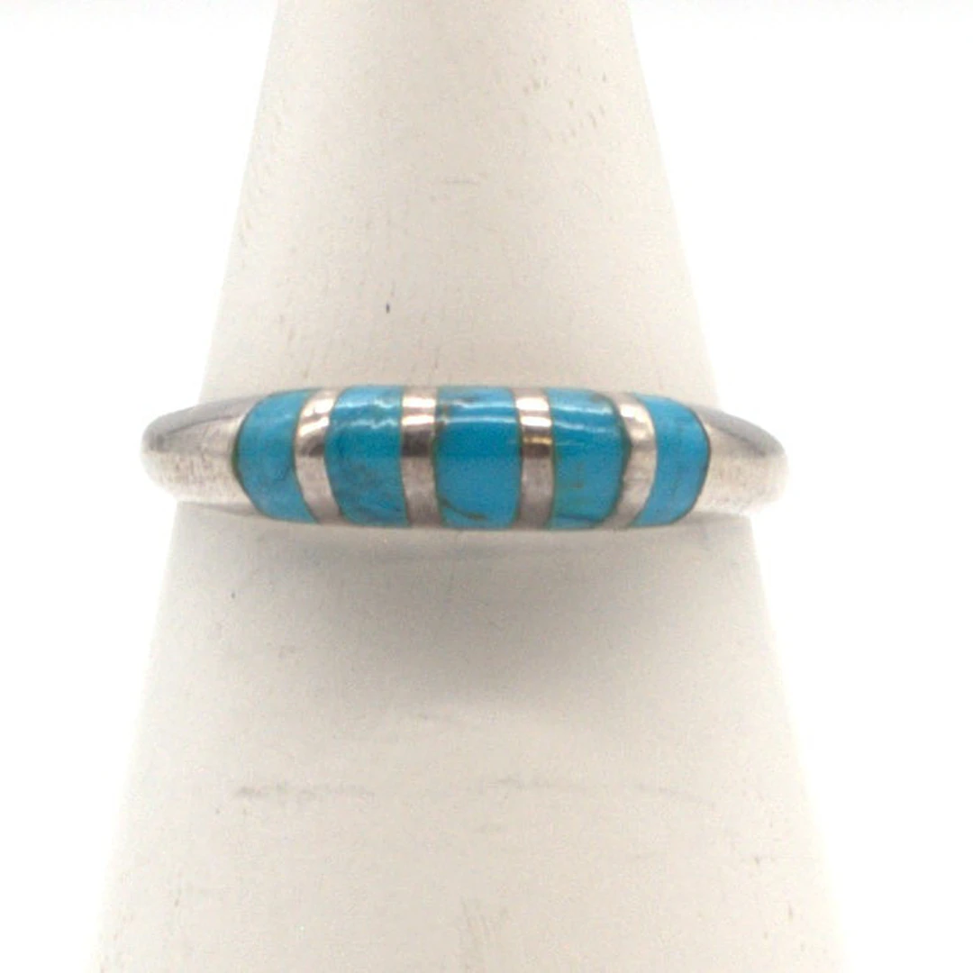 DESIGNER RING STERLING SILBER MIT TÜRKIS BESETZT, 20. JAHRHUNDERT.