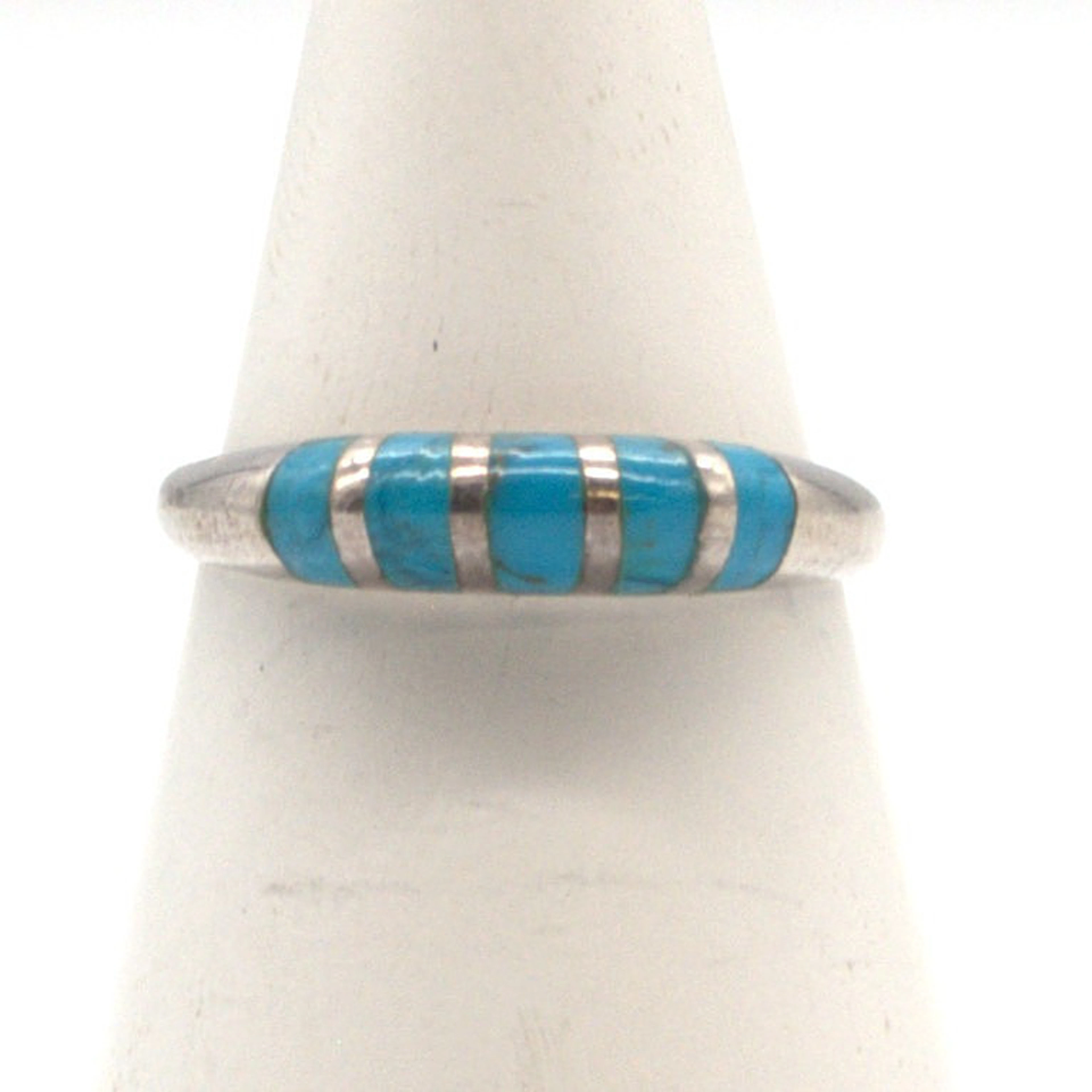 DESIGNER RING STERLING SILBER MIT TÜRKIS BESETZT, 20. JAHRHUNDERT.