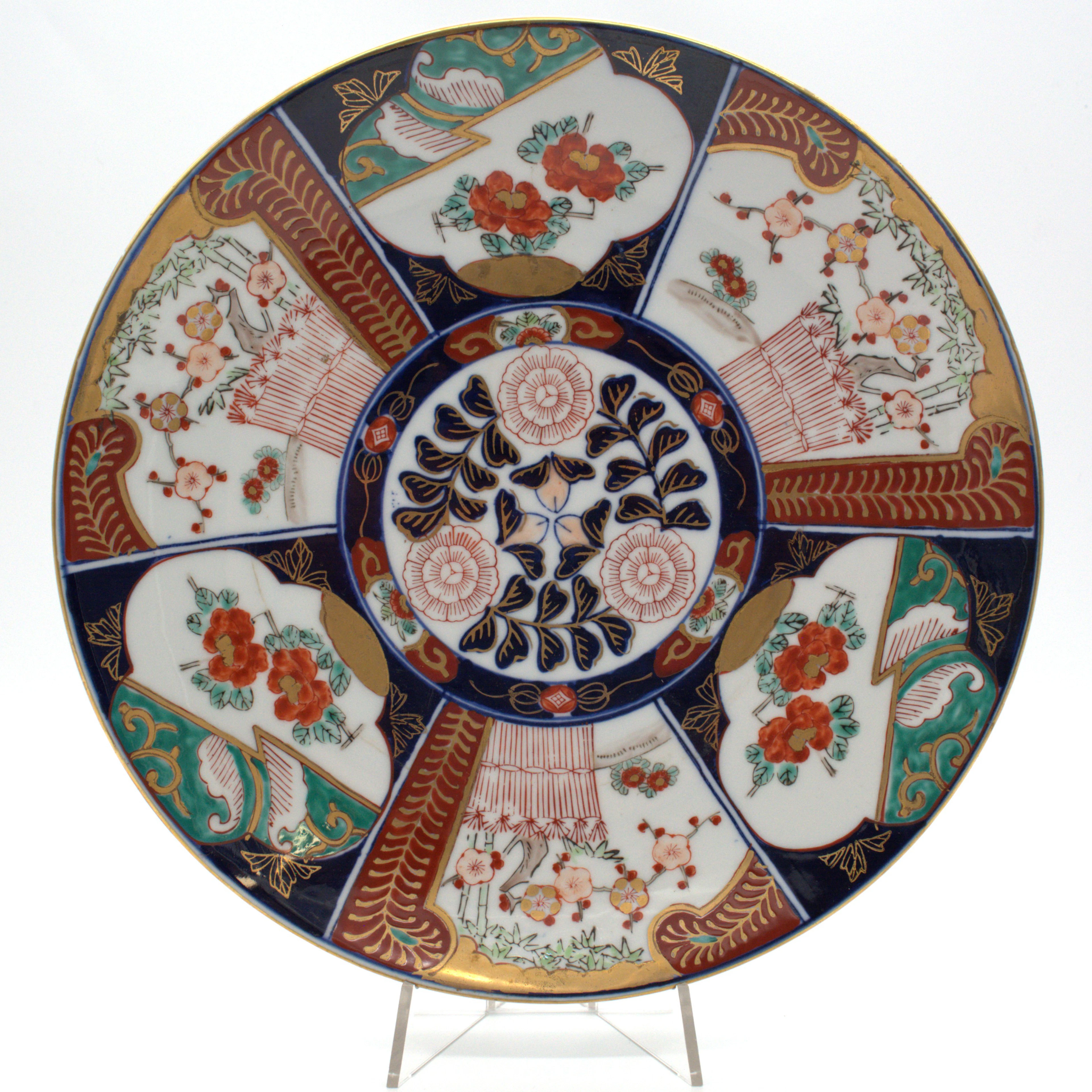 JAPANISCHER HANDBEMALTER PORZELLANTELLER IM IMARI-STIL, UM 1900.