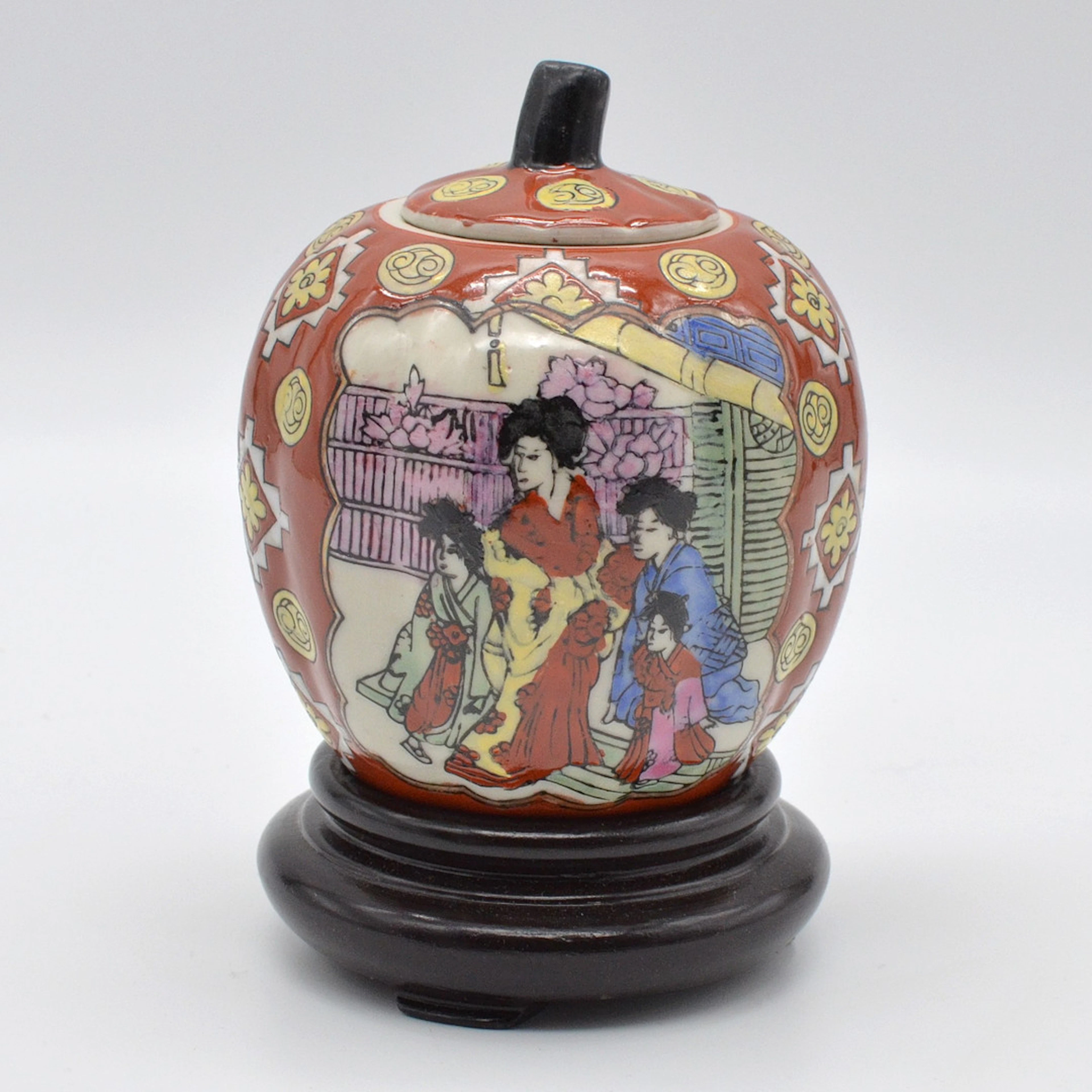 CHINESISCHE DOSE, GEISHAS UND BLUMEN, PORZELLAN MIT HOLZBASIS, BRAUN