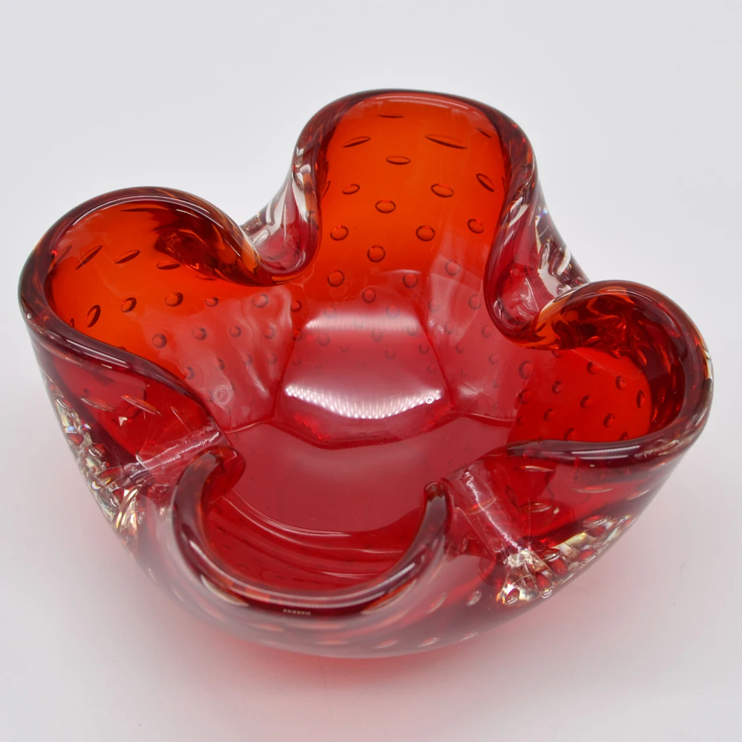MURANO GLAS SCHALE, STUDIOGLAS, SOMMERSO UND BULLICANTE, ITALIEN, UM 1950.