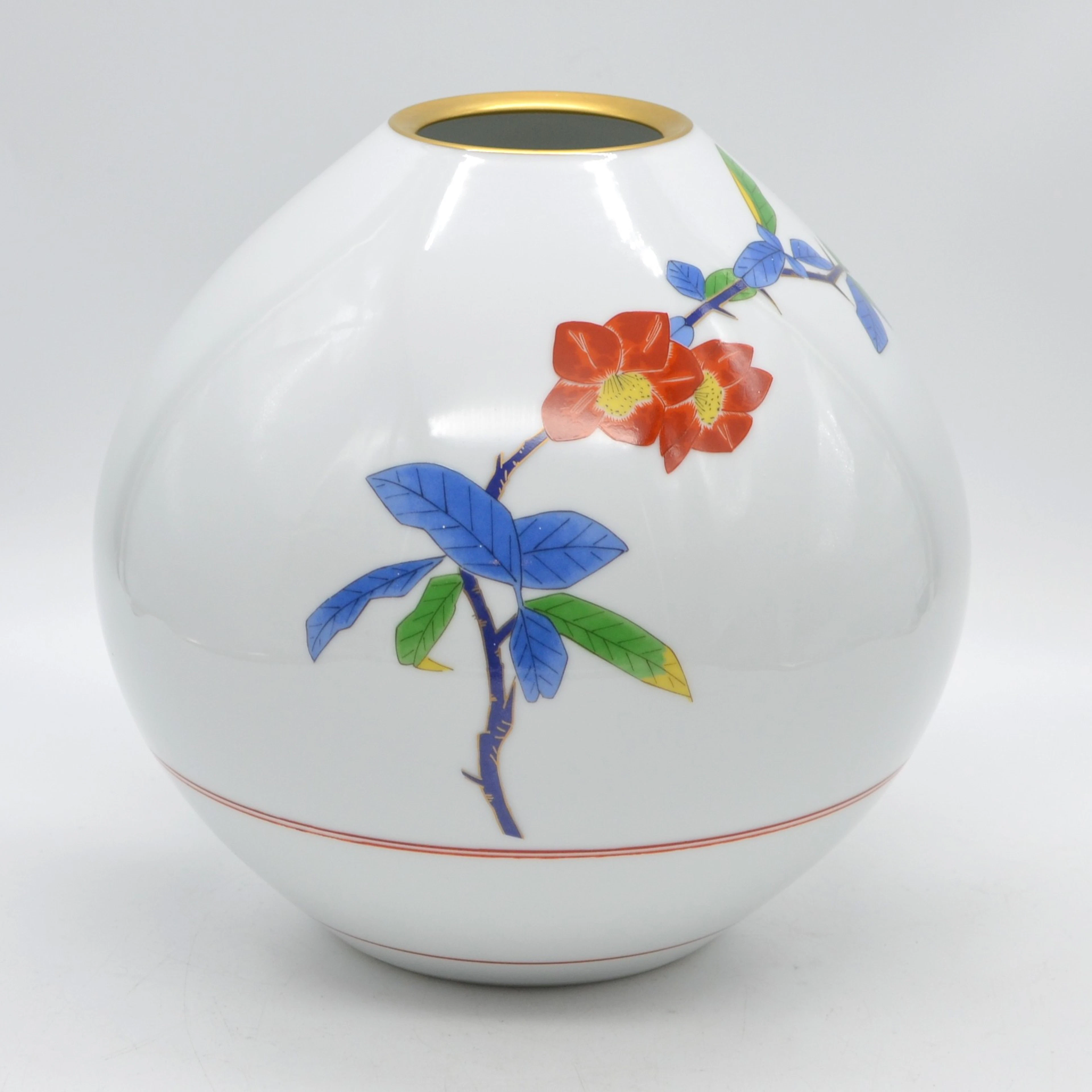 KORANSHA, BAUCHVASE, PORZELLAN, FARBIG GEFASST MIT GOLDDETAILS, BLUMENMOTIV
