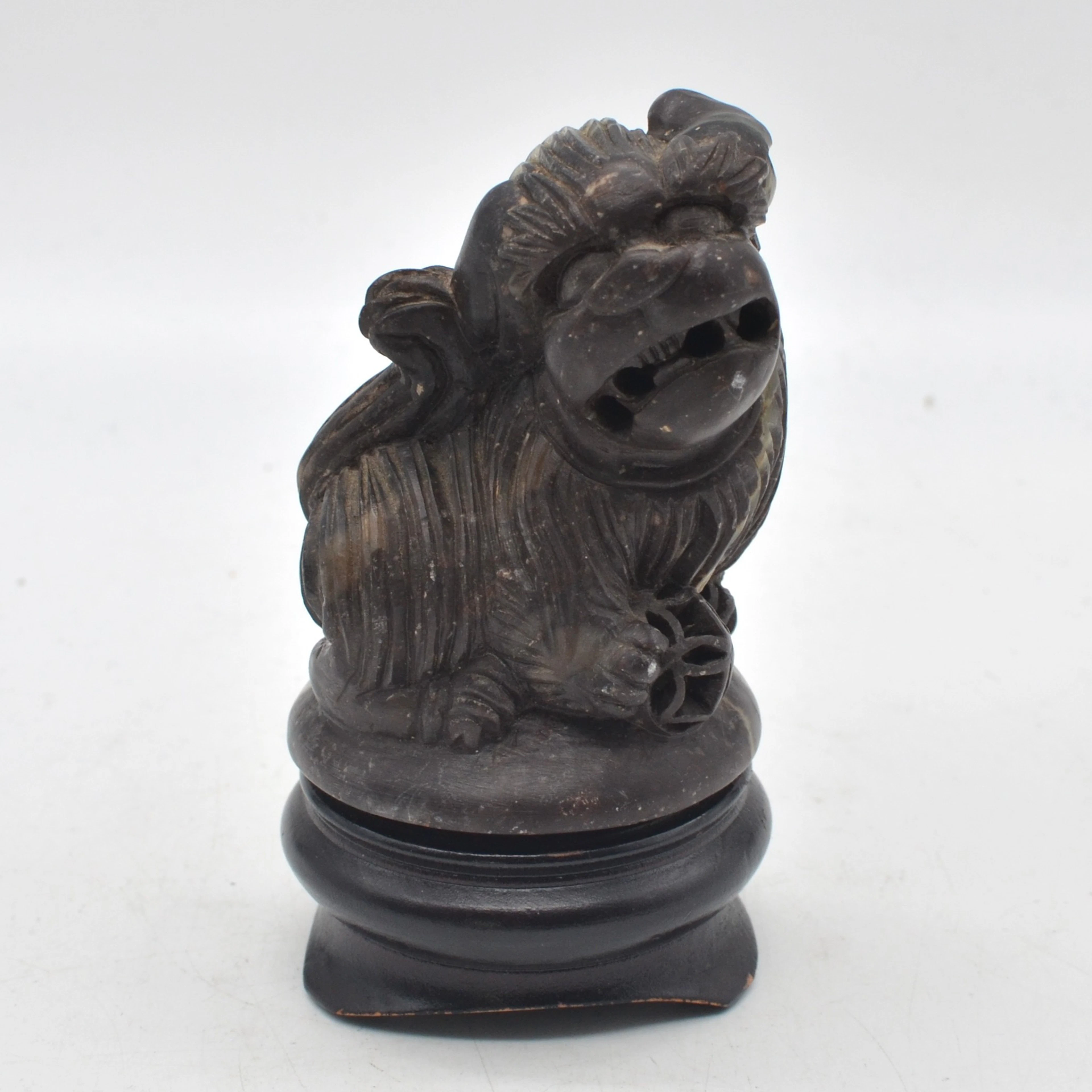 CHINESISCHE SKULPTUR, FOO-DOG MIT BALL, SPECKSTEIN MIT EINSCHLÜSSEN