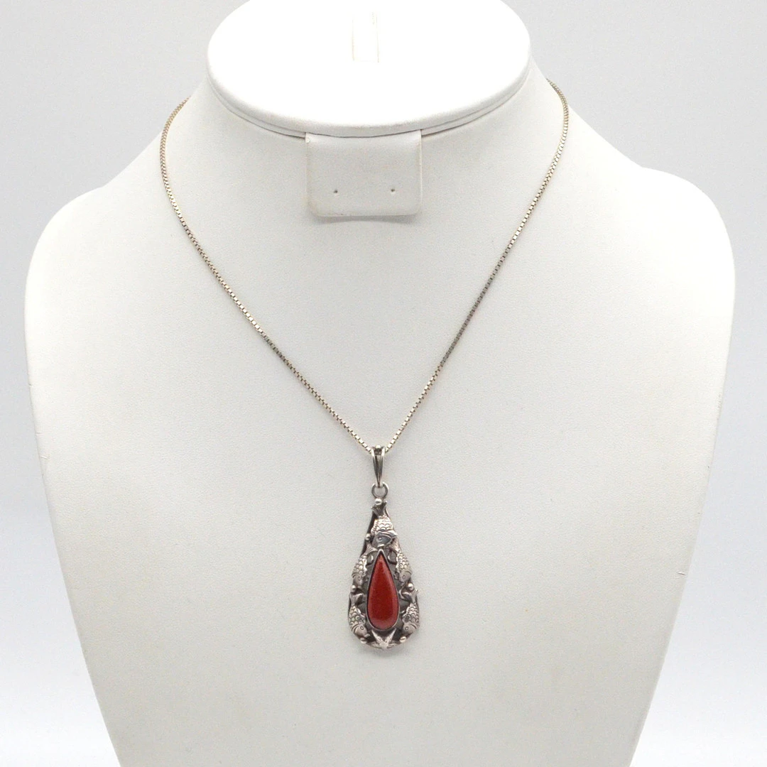 JUGENDSTIL-COLLIER, TROPFENFÖRMIGER ANHÄNGER MIT KORALLENCABOCHON