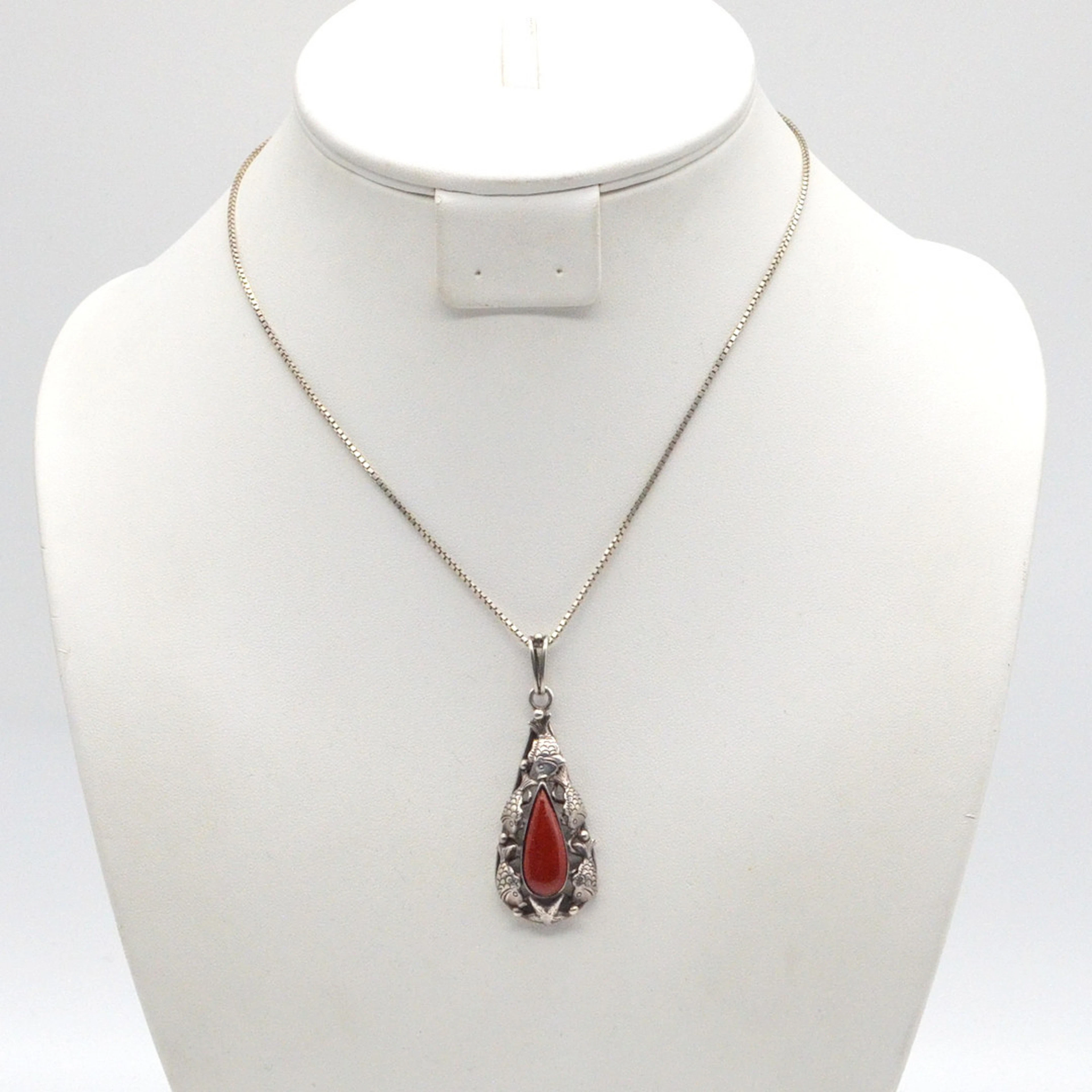 JUGENDSTIL-COLLIER, TROPFENFÖRMIGER ANHÄNGER MIT KORALLENCABOCHON