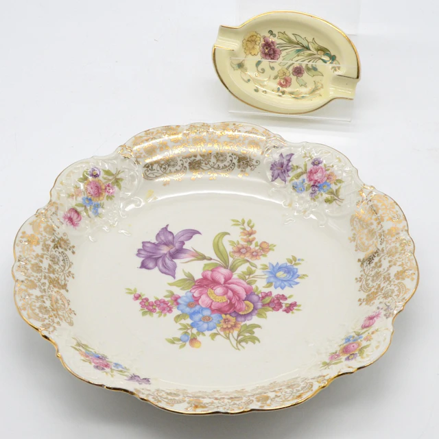 2ER PORZELLAN, HANDBEMALT, BLUMEN- UND GOLDMALEREI, UM 1950ER: ASCHENBECHER