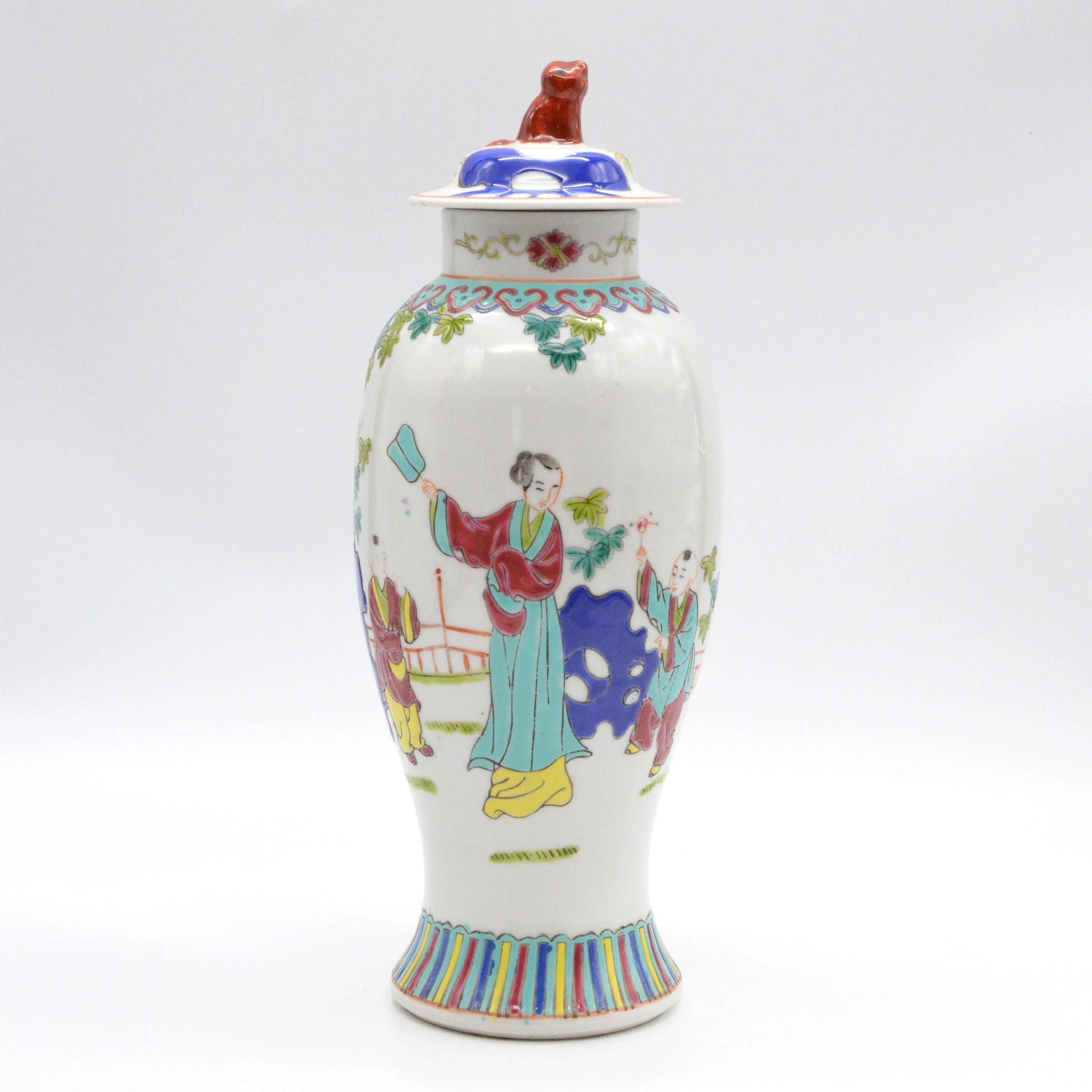 FAMILLE ROSE DECKELVASE, HANDBEMALTES PORZELLAN, DAME SPIELT MIT KINDERN