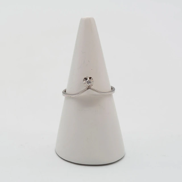 HENNING ULRICHSEN. MODERNISTISCHER DESIGNERRING AUS 14 KARAT WEISSGOLD