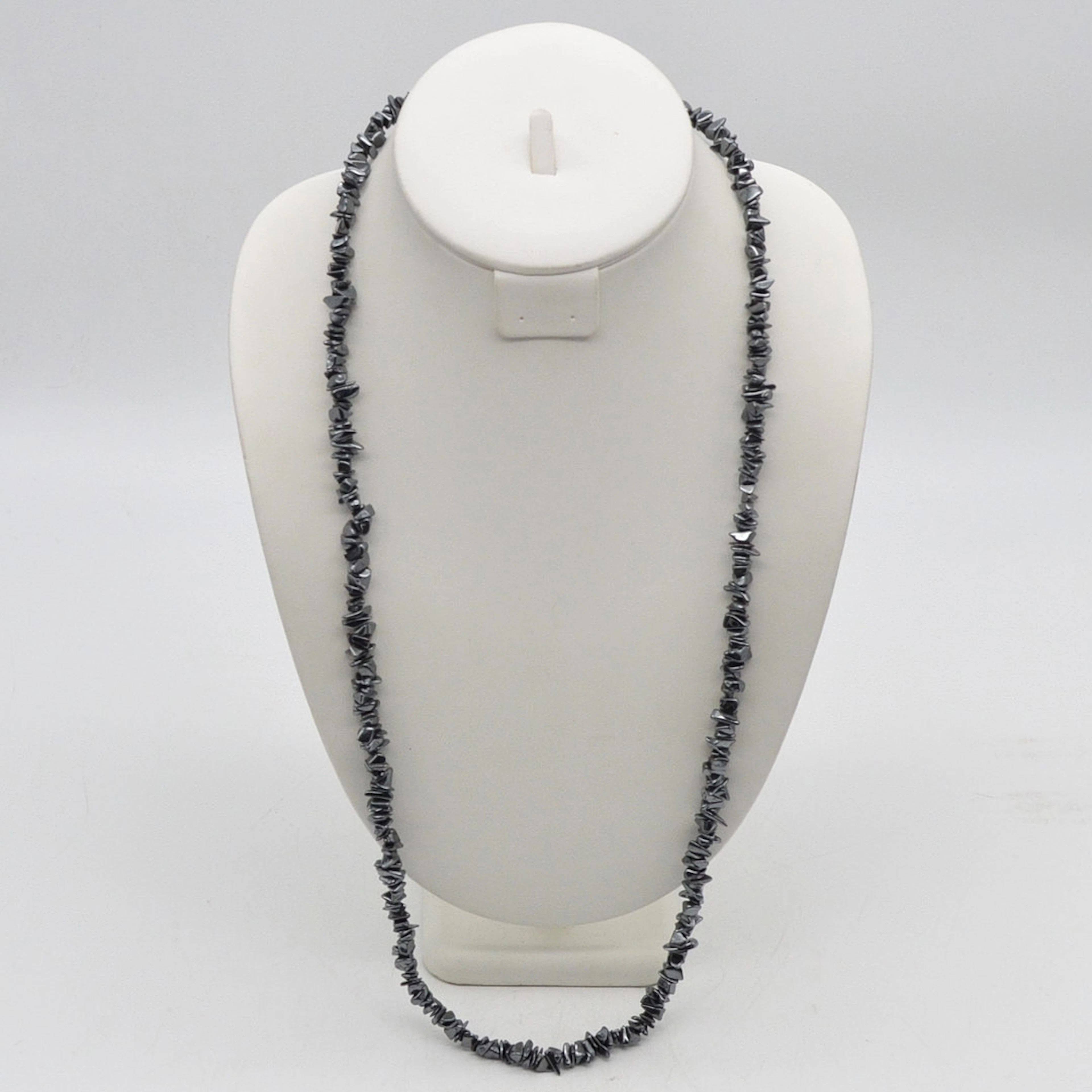 EDELSTEINCOLLIER AUS HÄMATIT, VINTAGE, MIT VERSCHLUSS, GESAMTLÄNGE CA. 80 CM.