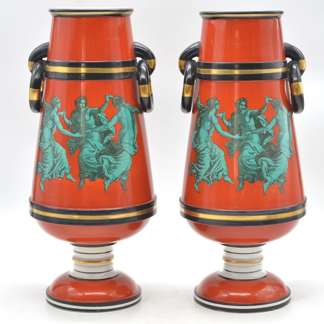EIN PAAR PARISIER ZIERVASEN, PORZELLAN, DREI GRAZIEN, FRANKREICH, UM 1820.