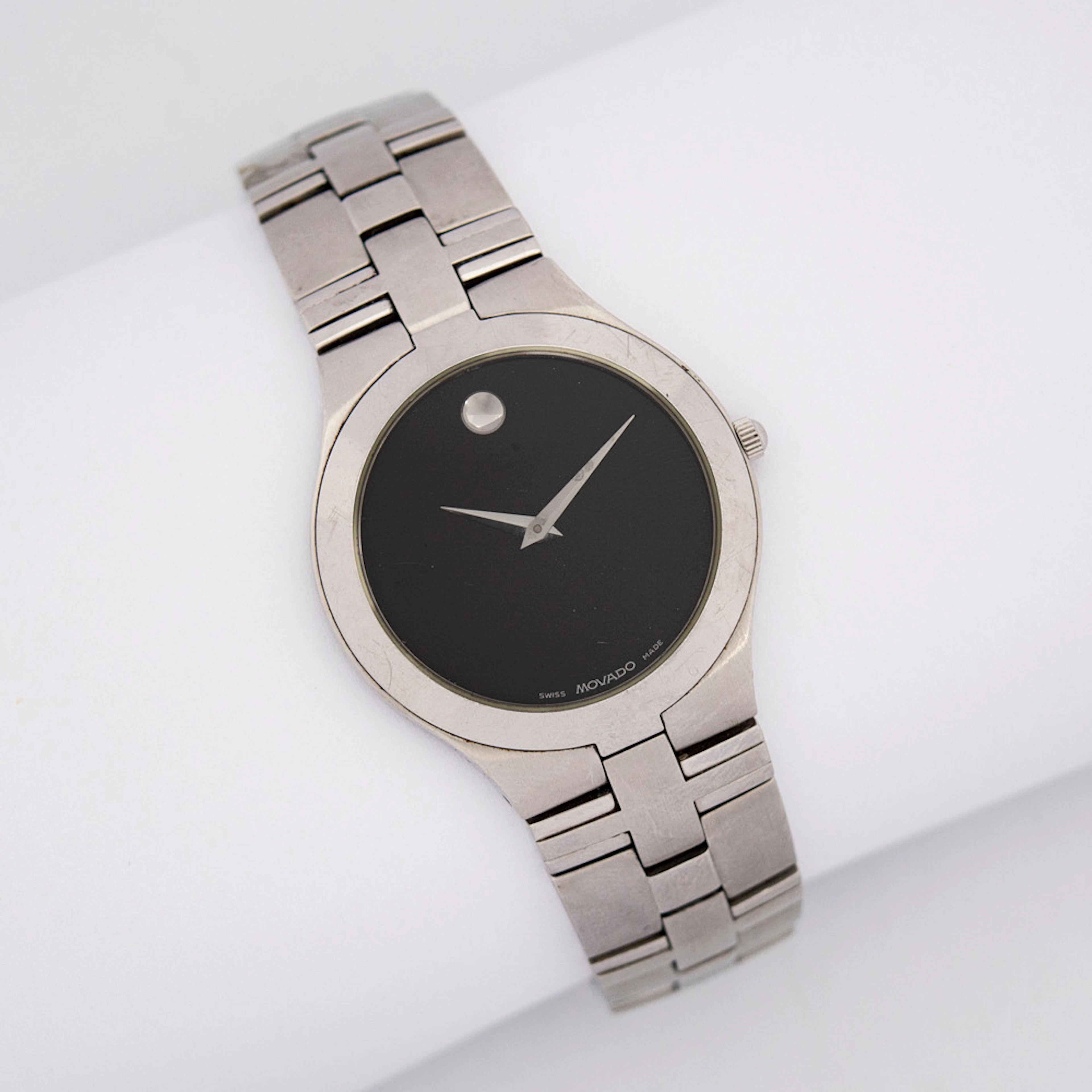 MOCADO JURO ARMBANDUHR, QUARTZWERK, EDELSTAHL MIT EINEM CHARAKTERISTISCHEN