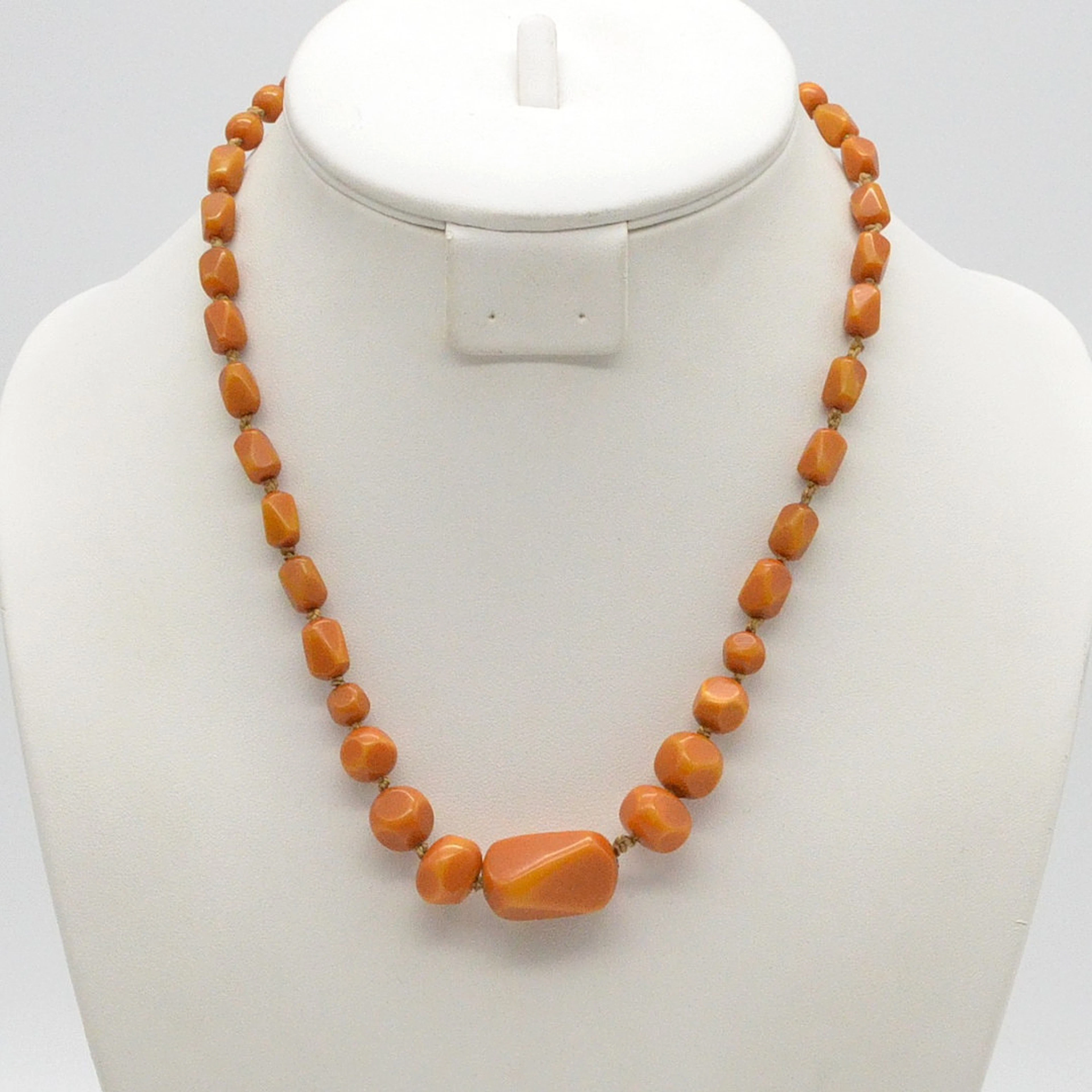 HELLBRAUNES BAKELIT COLLIER, FACETTIERTE PERLEN, BRAUNER FADEN, HANDGEMACHT