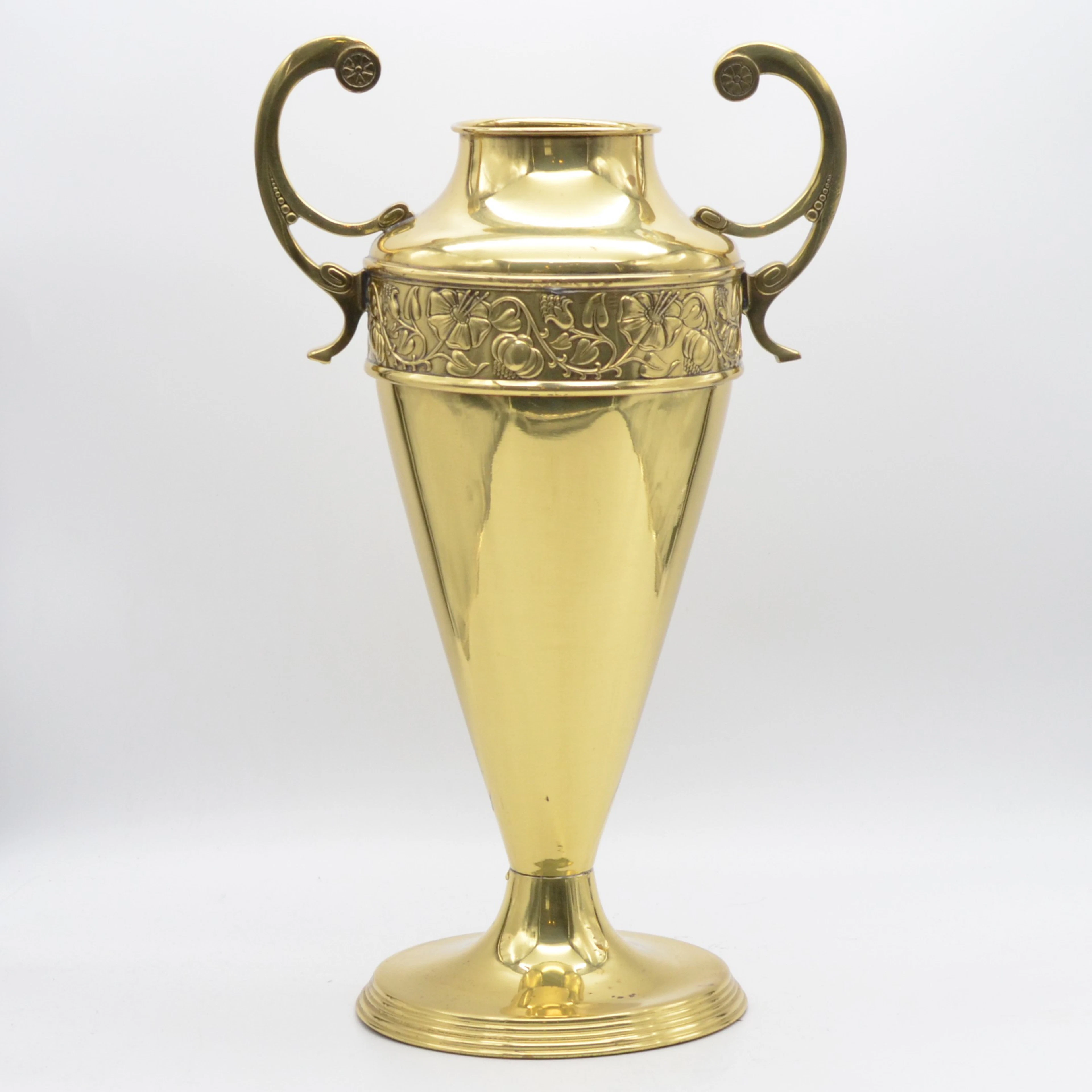 JUGENDSTIL HENKELVASE AUS MESSING, VERGOLDET, BLUMENDEKOR, HANDGEMACHT