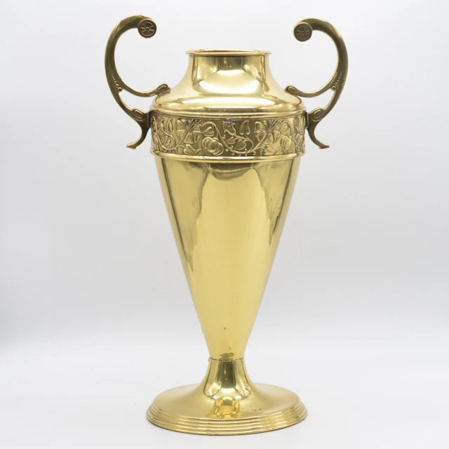 JUGENDSTIL HENKELVASE AUS MESSING, VERGOLDET, BLUMENDEKOR, HANDGEMACHT