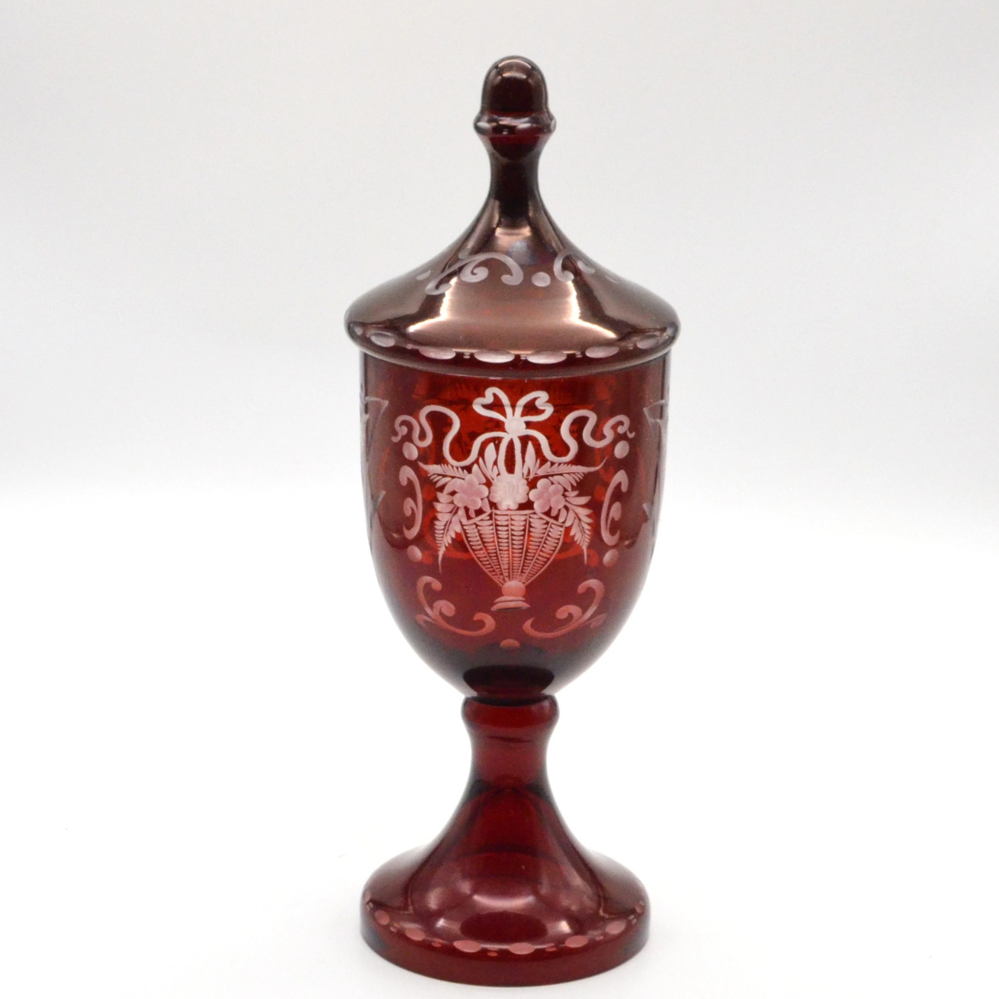 BÖHMISCHER DECKELPOKAL, ÜBERFANGGLAS, SCHLIFFDEKOR, BLUMEN ENSEMBLE