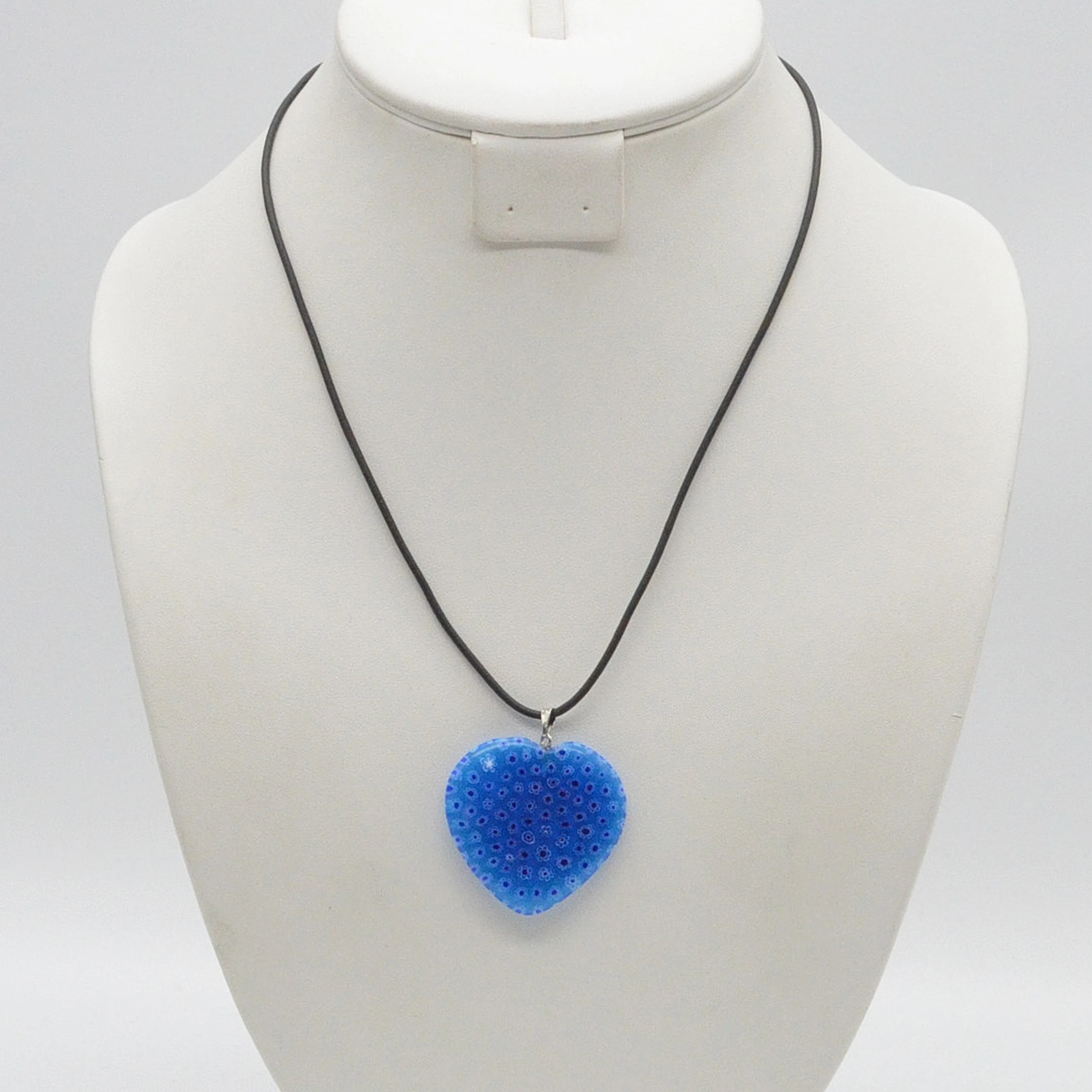 MURANO GLAS COLLIER, BLAUES HERZ MIT WEISS-BLAUEN MILLEFIORI BLUMEN
