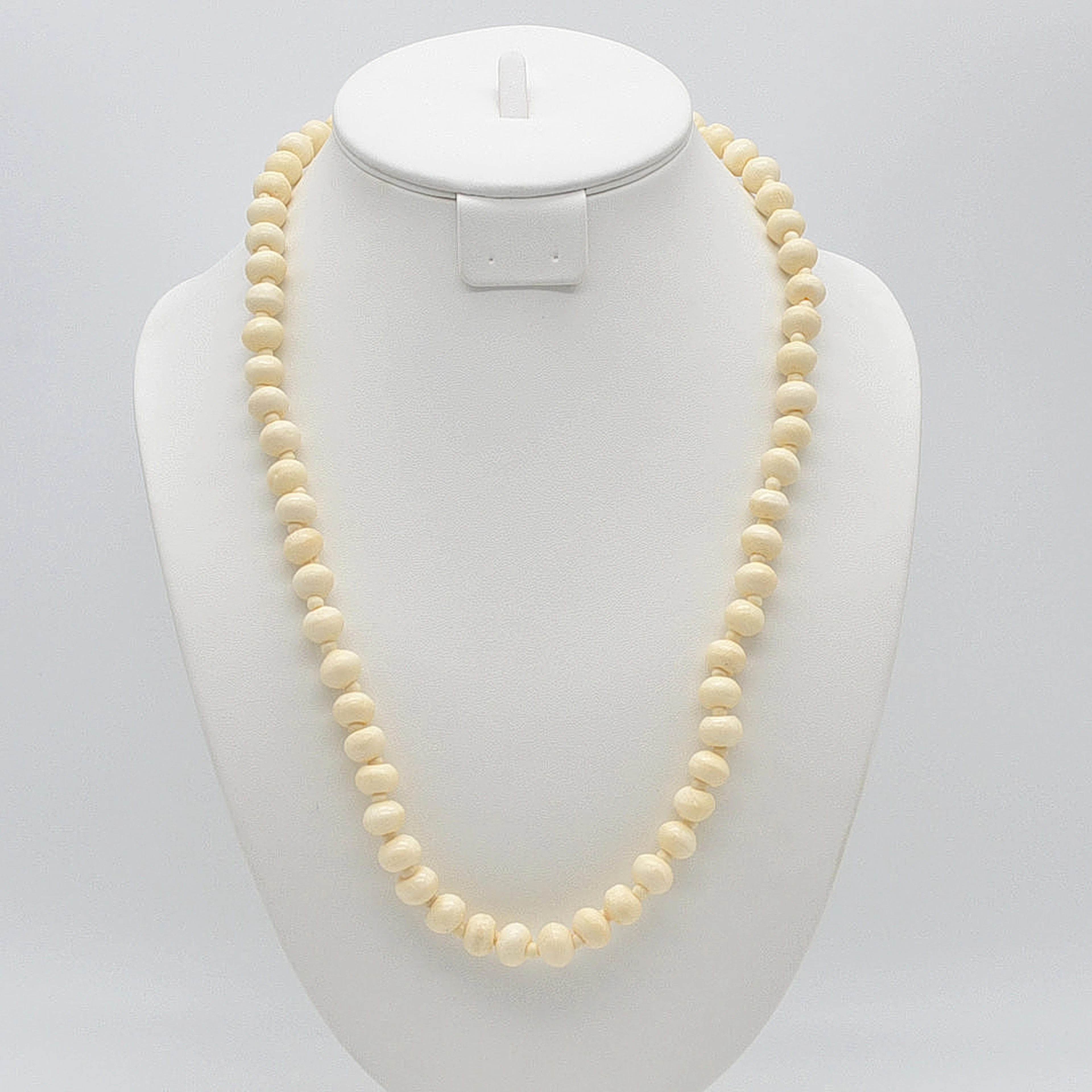 COLLIER AUS KNOCHENPERLEN, HANDGEMACHT, 1950ER JAHRE, CA. 60CM.