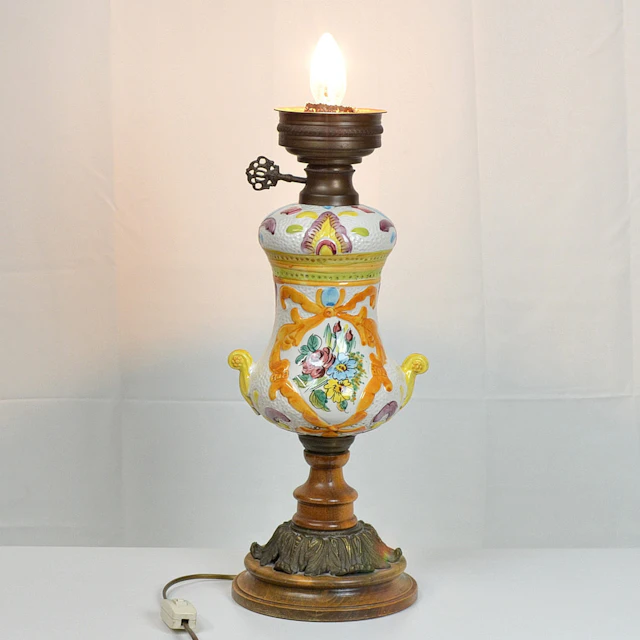 ITALIENISCHE LAMPE, FAYENCE, HOLZ UND MESSING, ELEKTRIFIZIERT, HANDBEMALT