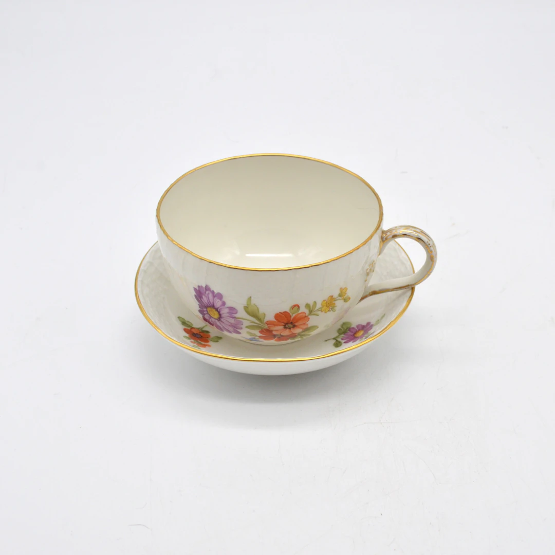 KPM TASSE MIT UNTERTASSE, BLUMEN-MOTIV UND KORBGEFLECHT-STRUKTUR