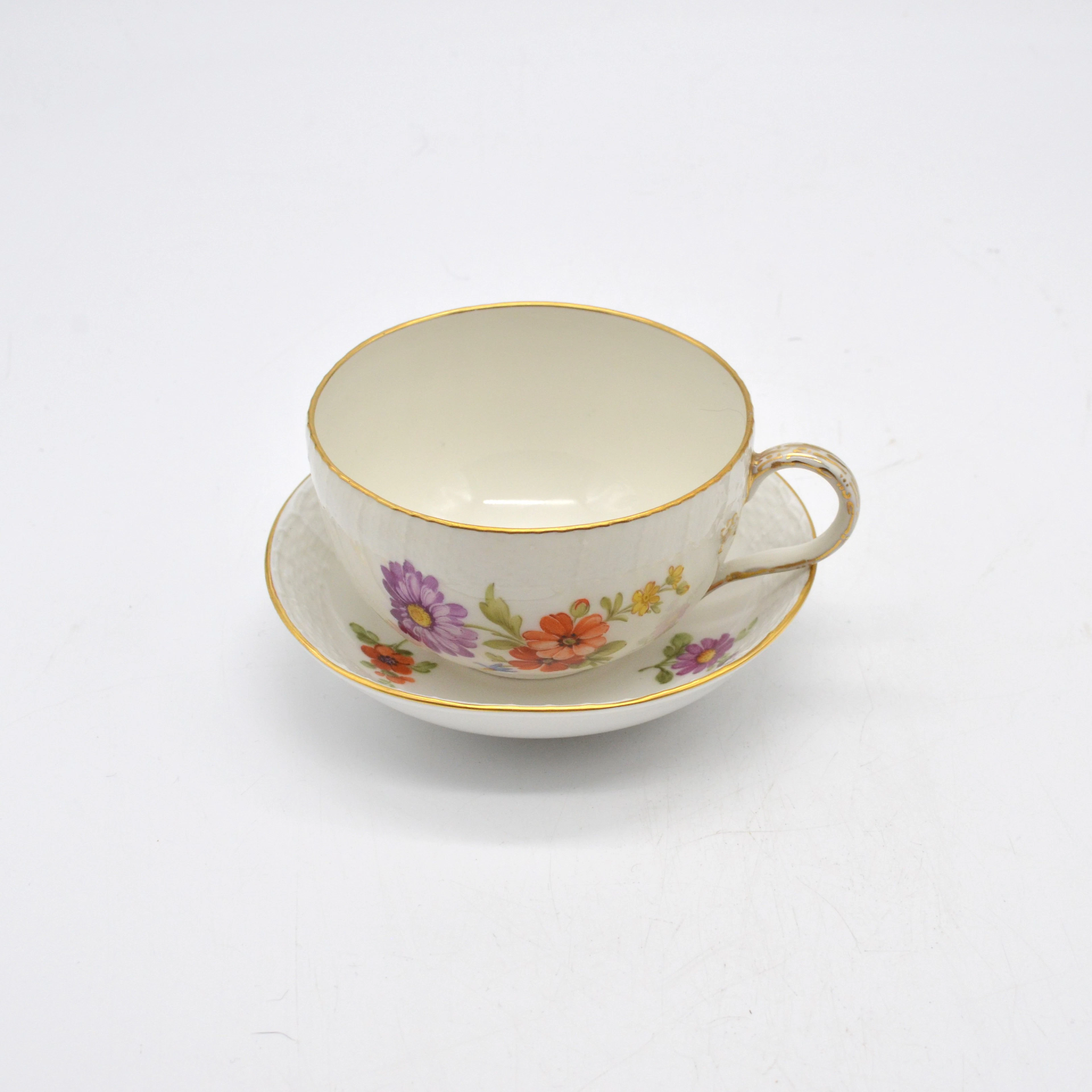 KPM TASSE MIT UNTERTASSE, BLUMEN-MOTIV UND KORBGEFLECHT-STRUKTUR
