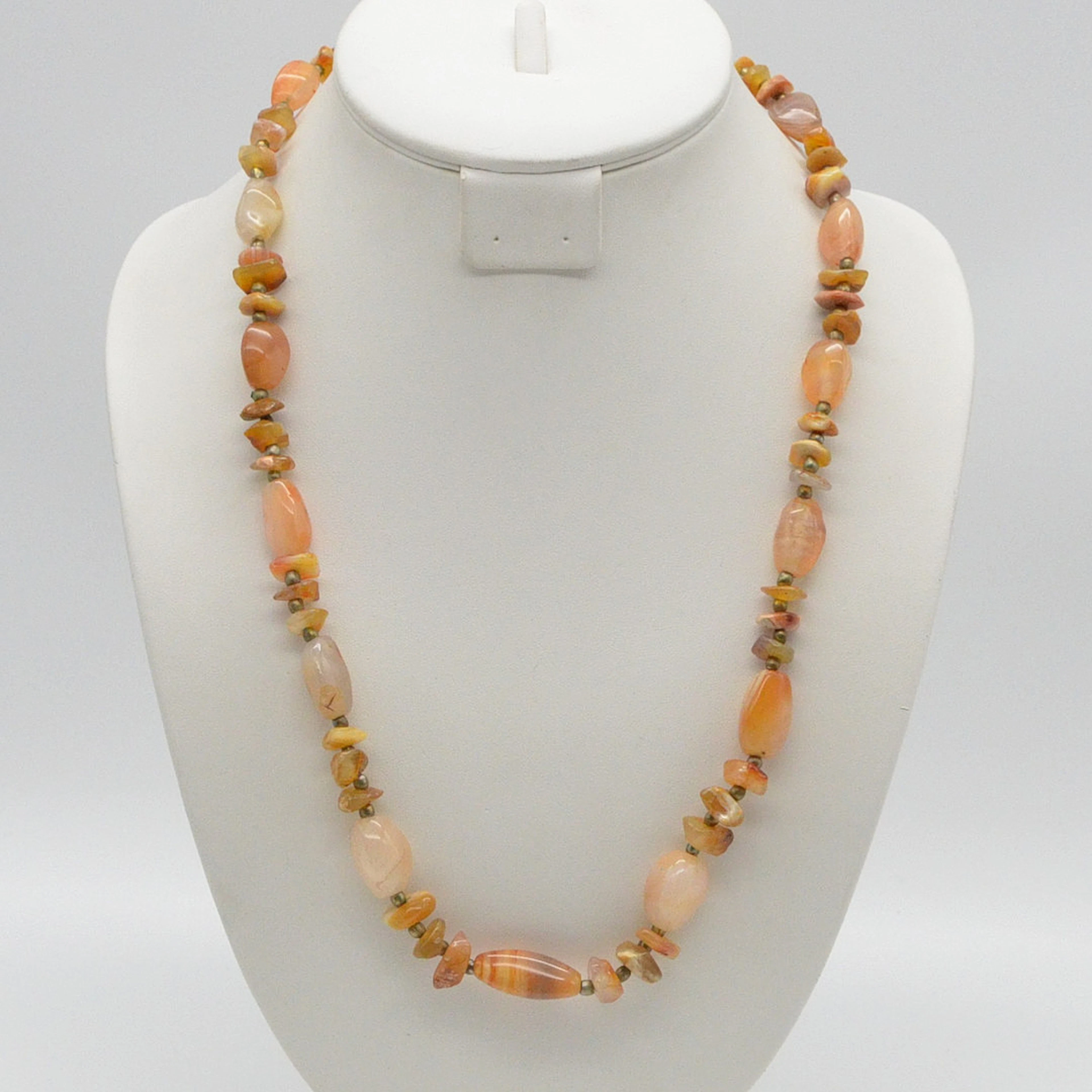 EDELSTEINCOLLIER AUS KARNEOL, NATURBELASSE UND POLIERTE PERLEN, VERGOLDETE