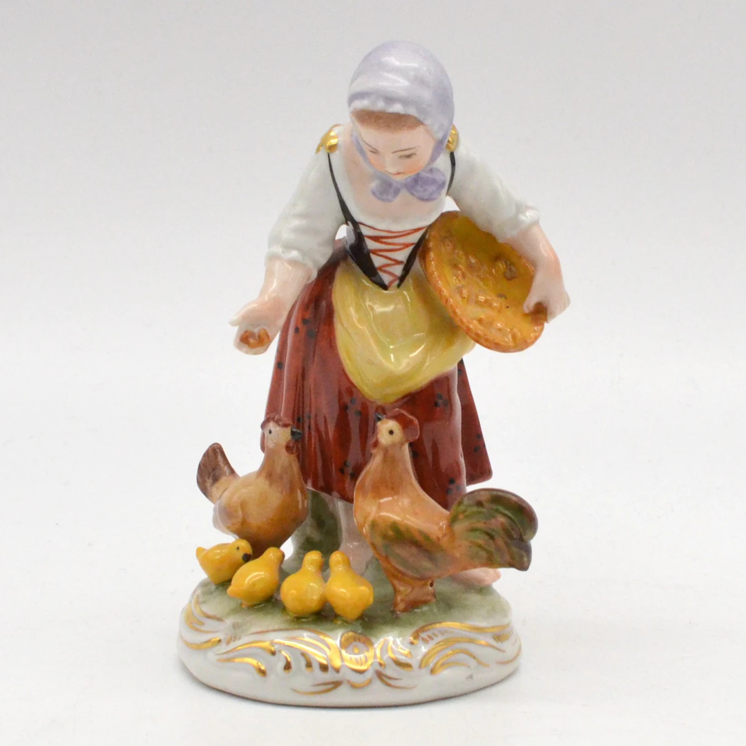 ERNST BOHNE & SÖHNE. "BÄUERIN UND HÜHNER", TÜRINGER PORZELLANFIGUR