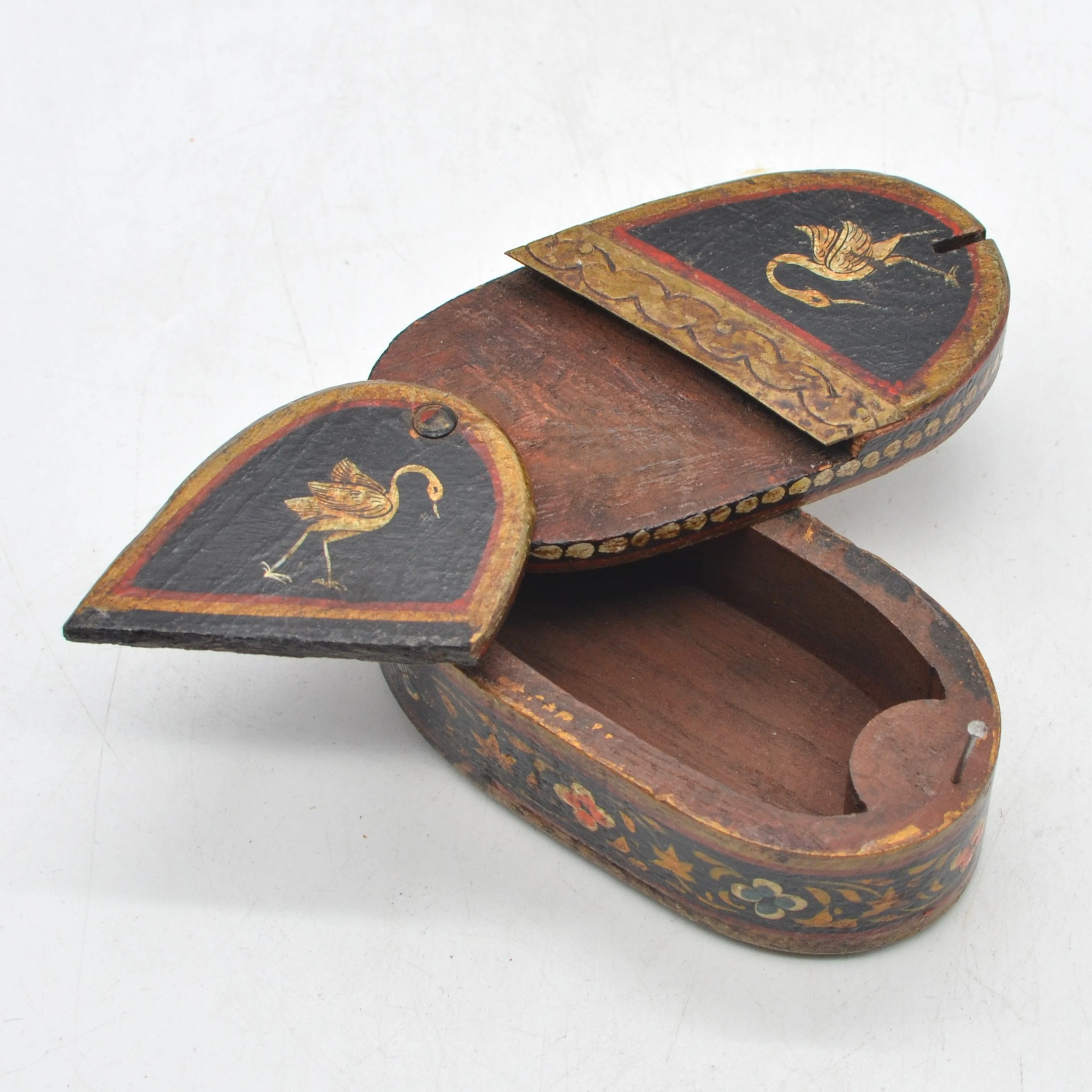 PUZZLE-BOX, KRANICH-MUSTER, LACKMALEREI AUF HOLZ, GRAVIERTER METALL