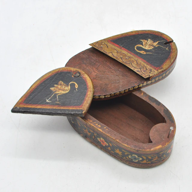 PUZZLE-BOX, KRANICH-MUSTER, LACKMALEREI AUF HOLZ, GRAVIERTER METALL