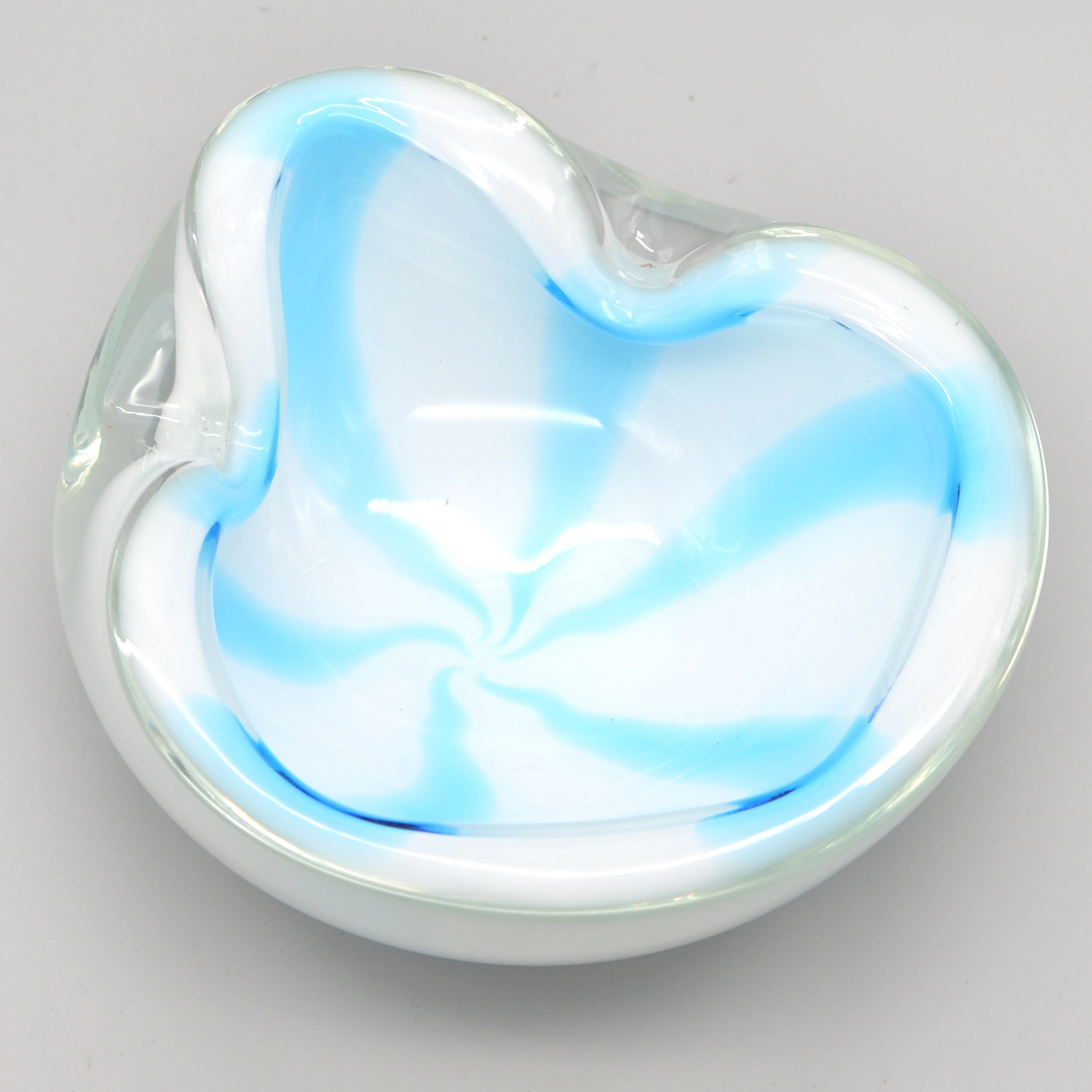 ALFREDO BARBINI. MURANO DESIGNERSCHALE, STUDIOGLAS, MUSCHELFORM, CANDY-FARBE