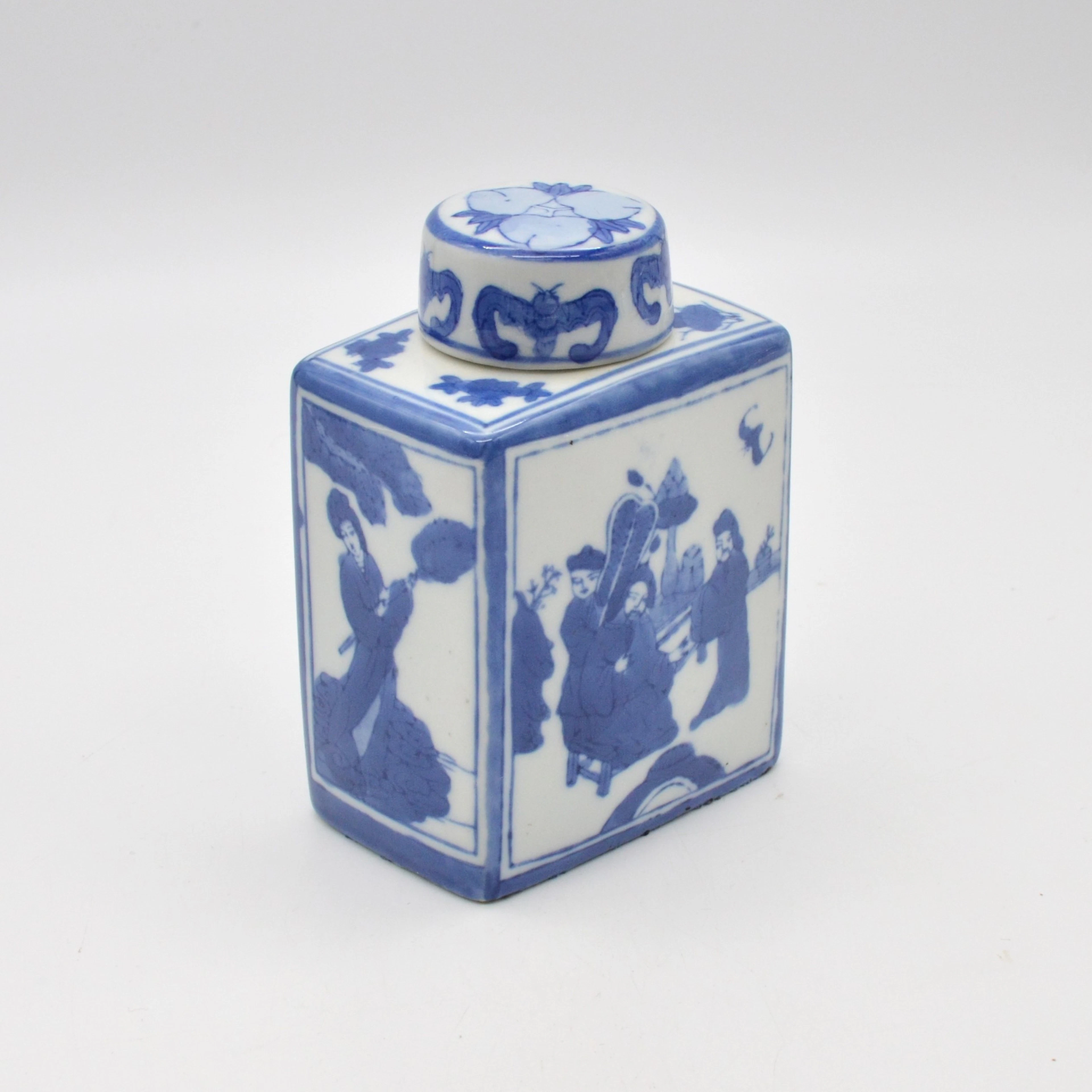 CHINESISCHE TEEDOSE, PORZELLAN, FIGÜRLICHE VERZIERUNG, BLAU AUF WEISS