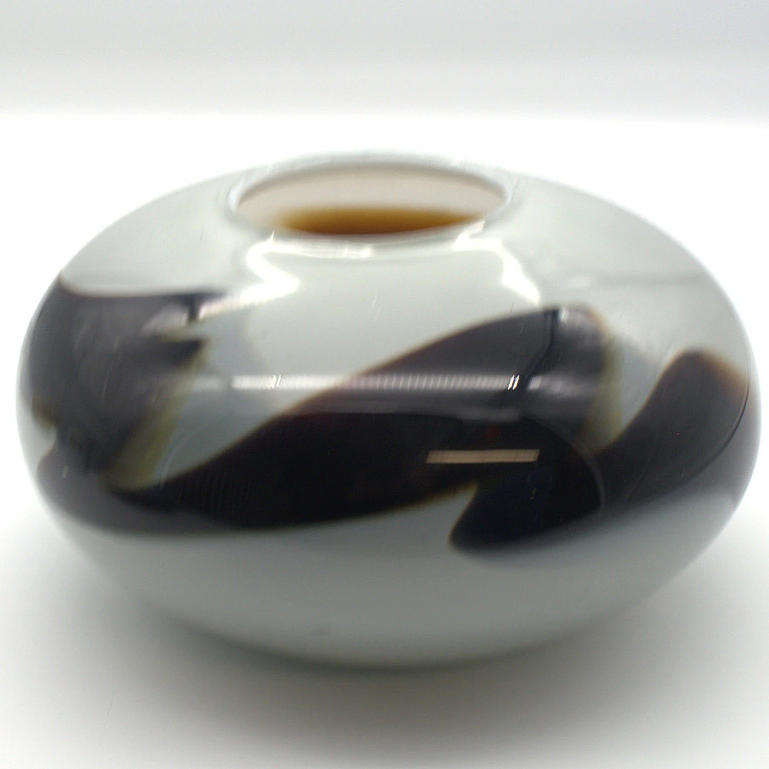 DESIGNER GLAS VASE SKANDINAVISCH; MUNDGEBLASEN SIGNIERT; DATIERT 1989.