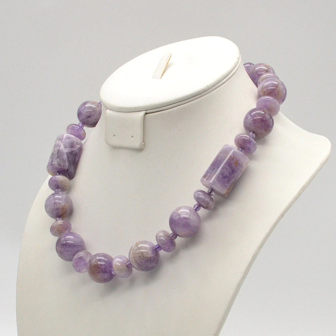 EDELSTEINCOLLIER AUS NATÜRLICHEN AMETHYST, RUND-OVAL-ZYLINDRISCHE