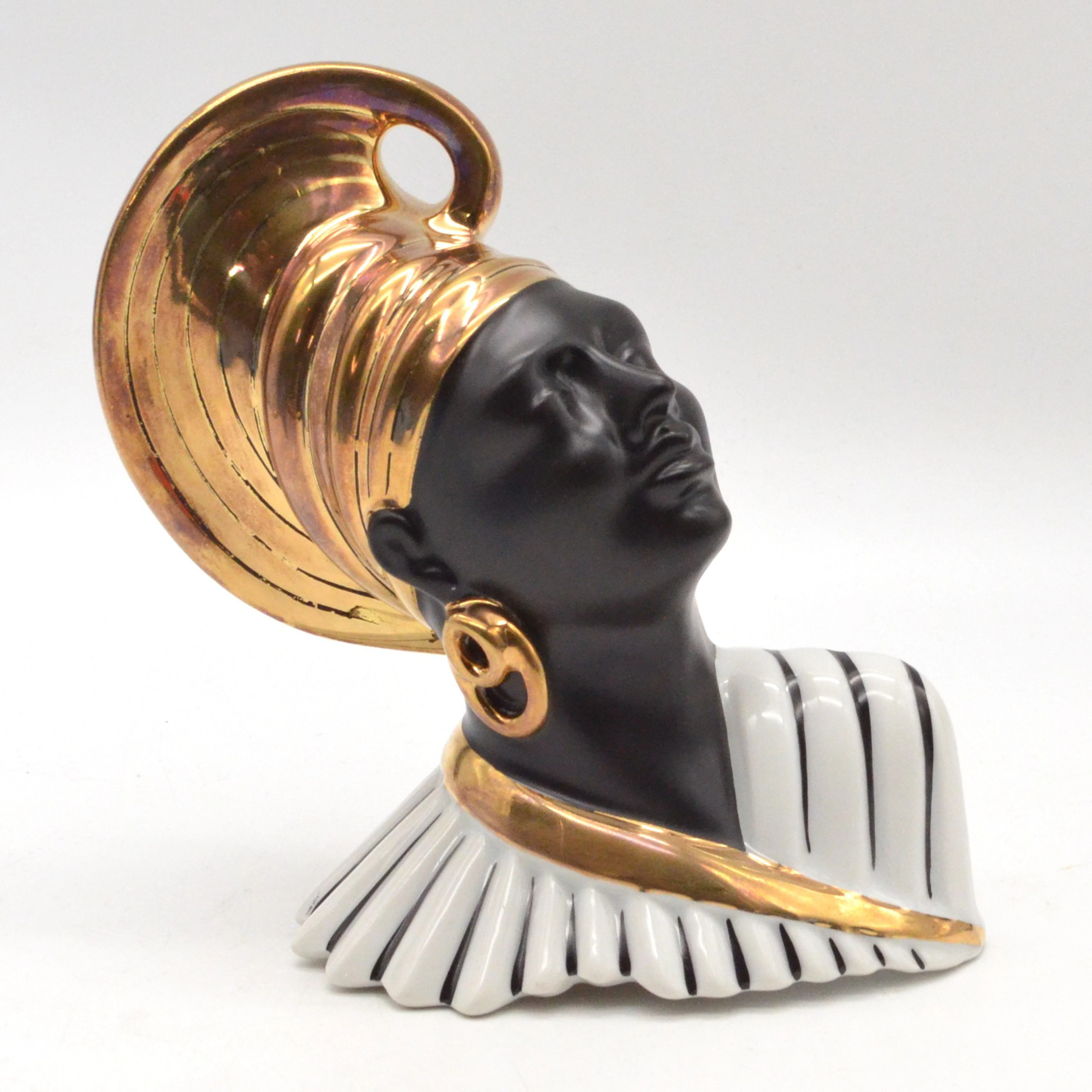 SKULPTURALE LAMPENFASSUNG AUS PORZELLAN, AFRIKANSICHE FRAU, GOLDSTAFFAGE