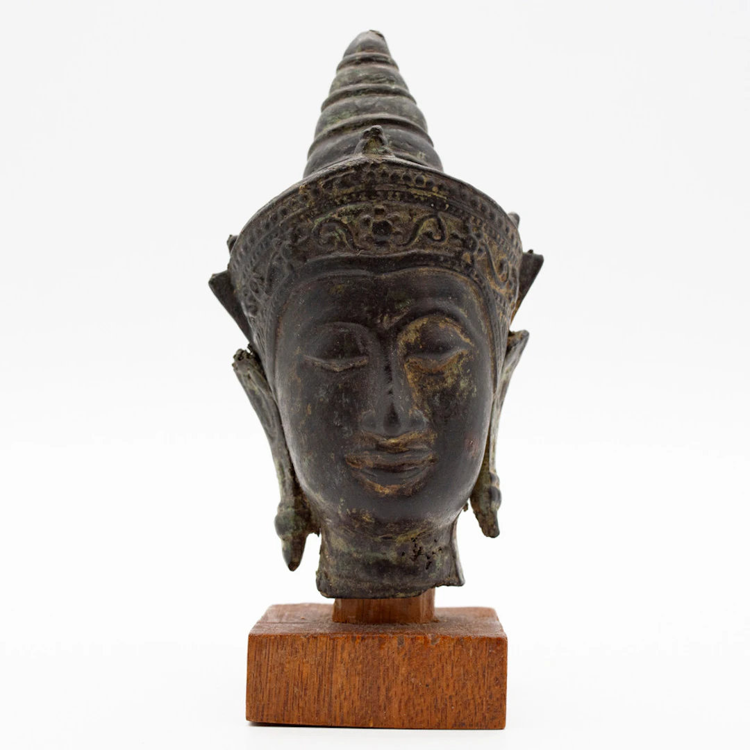 BURMESISCHER BRONZE-KOPF EINES GEKRÖNTEN BUDDHA, 18.–19. JH.